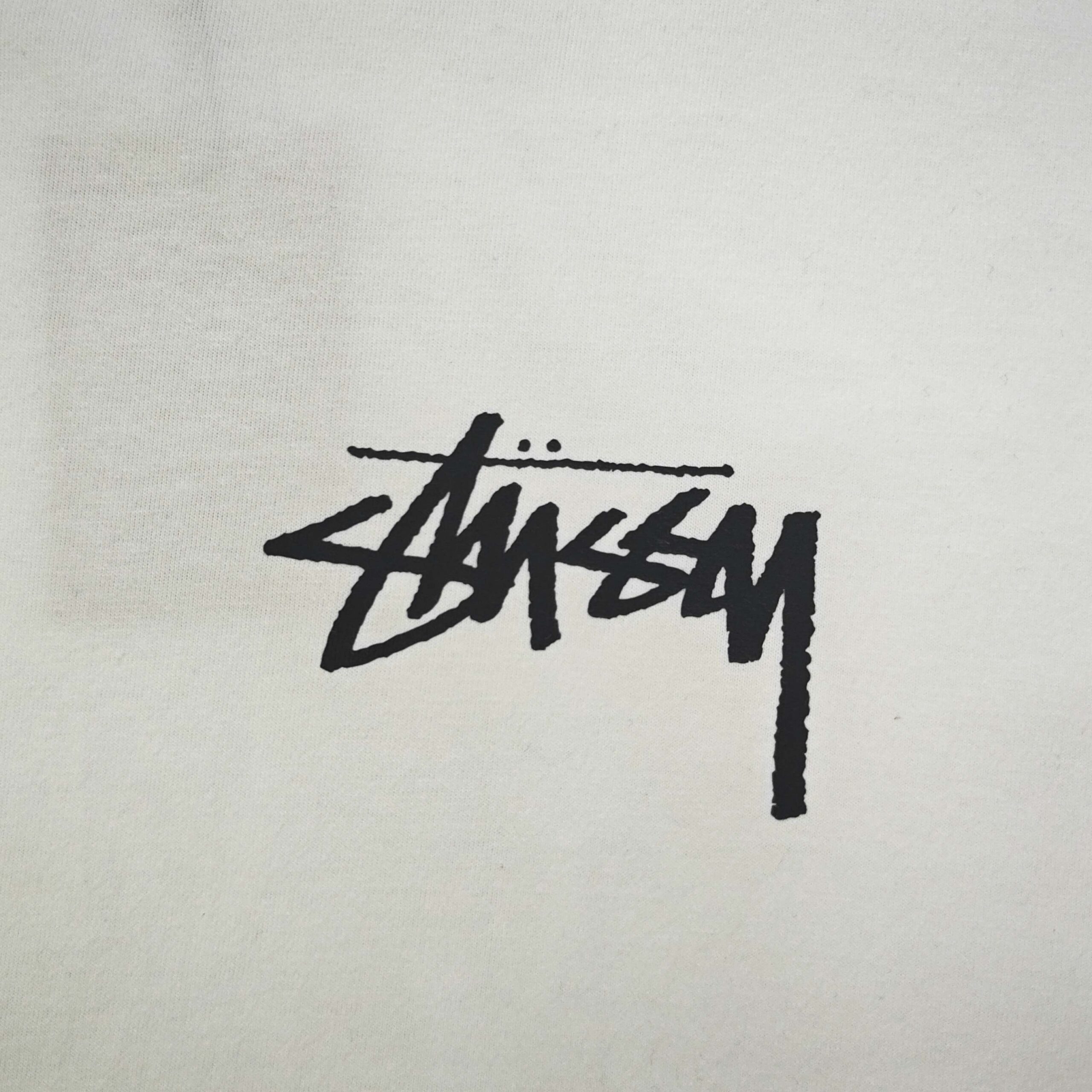 ステューシー 芸能人偽物 フラワーアートTシャツ 柄映えする上品ストリートデザイン｜スーパーコピー服