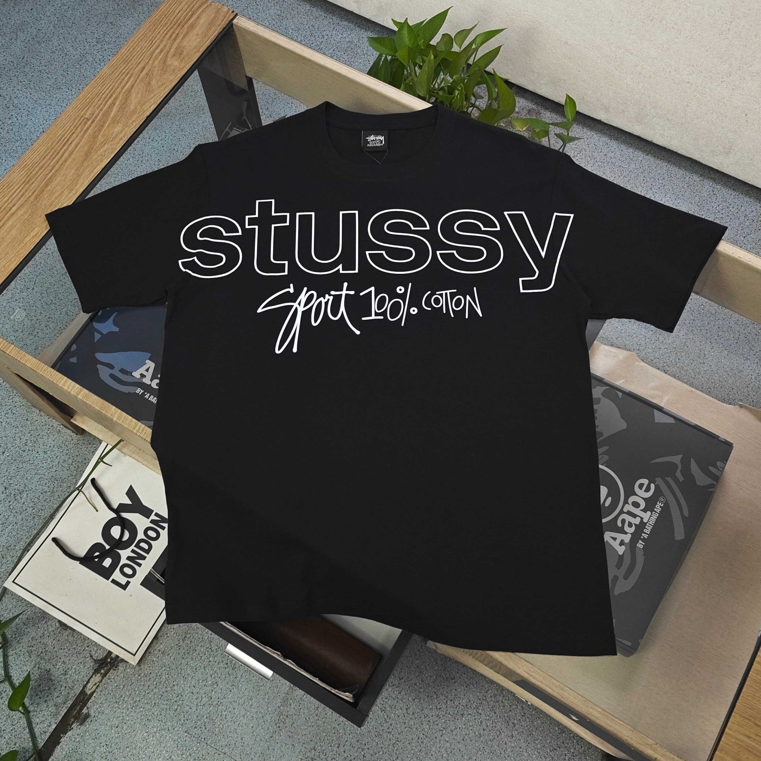 ステューシー スーパーコピー SPORTロゴTシャツ シンプル映えのモノクロ都会系スタイル｜スーパーコピー服