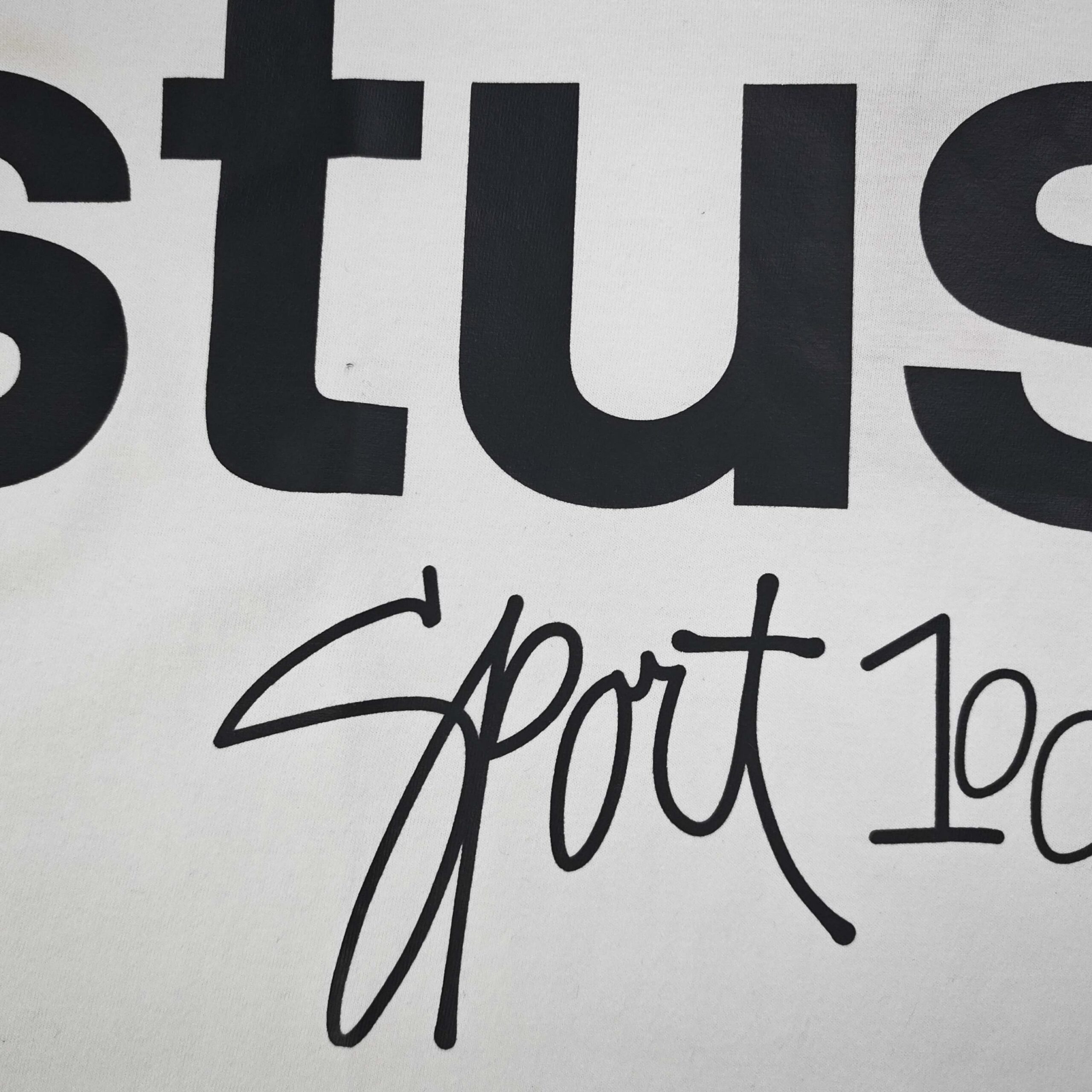 ステューシー スーパーコピー SPORTロゴTシャツ シンプル映えのモノクロ都会系スタイル｜スーパーコピー服