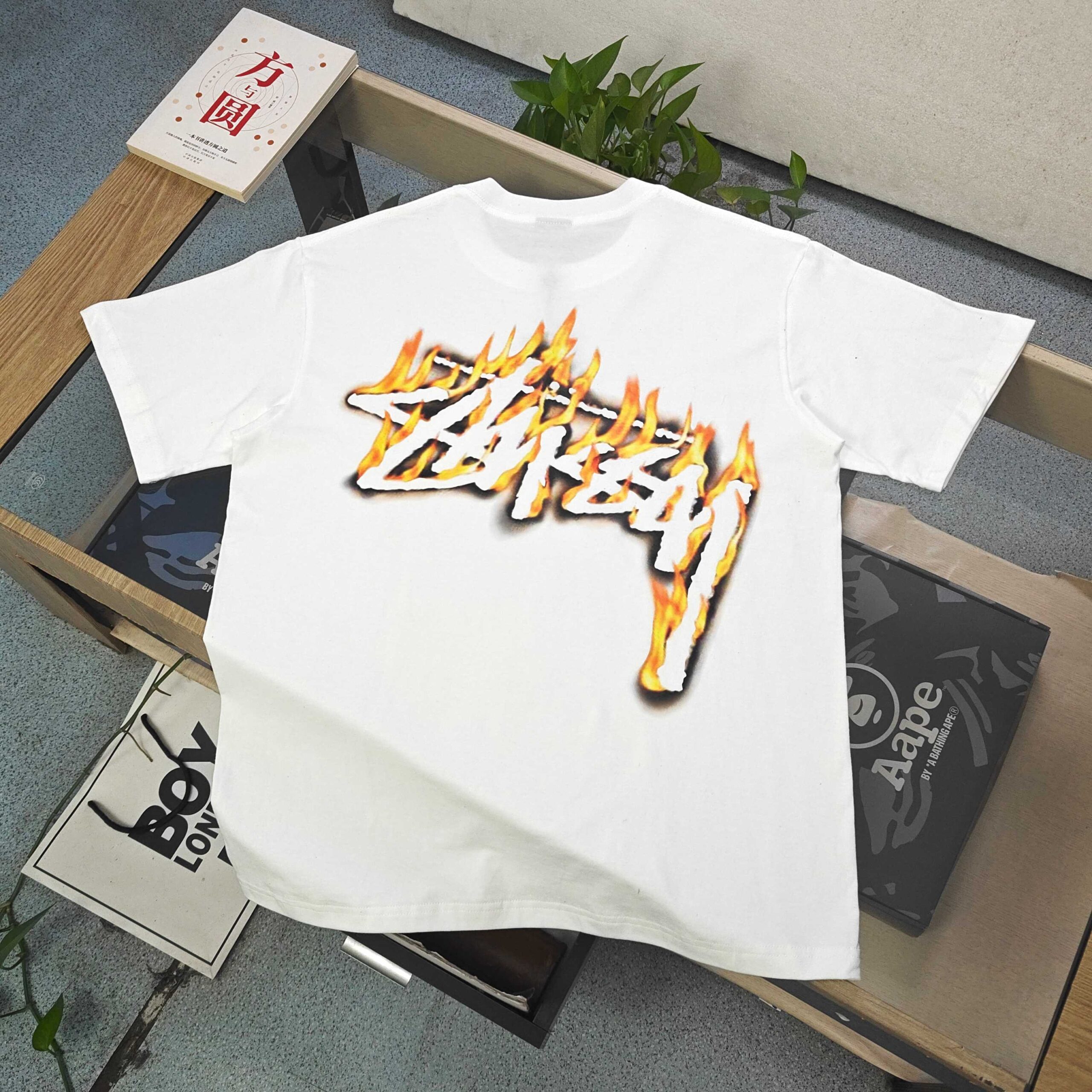 ステューシー コピー 炎フレイムロゴTシャツ 迫力あるストリート映えデザイン｜スーパーコピー服