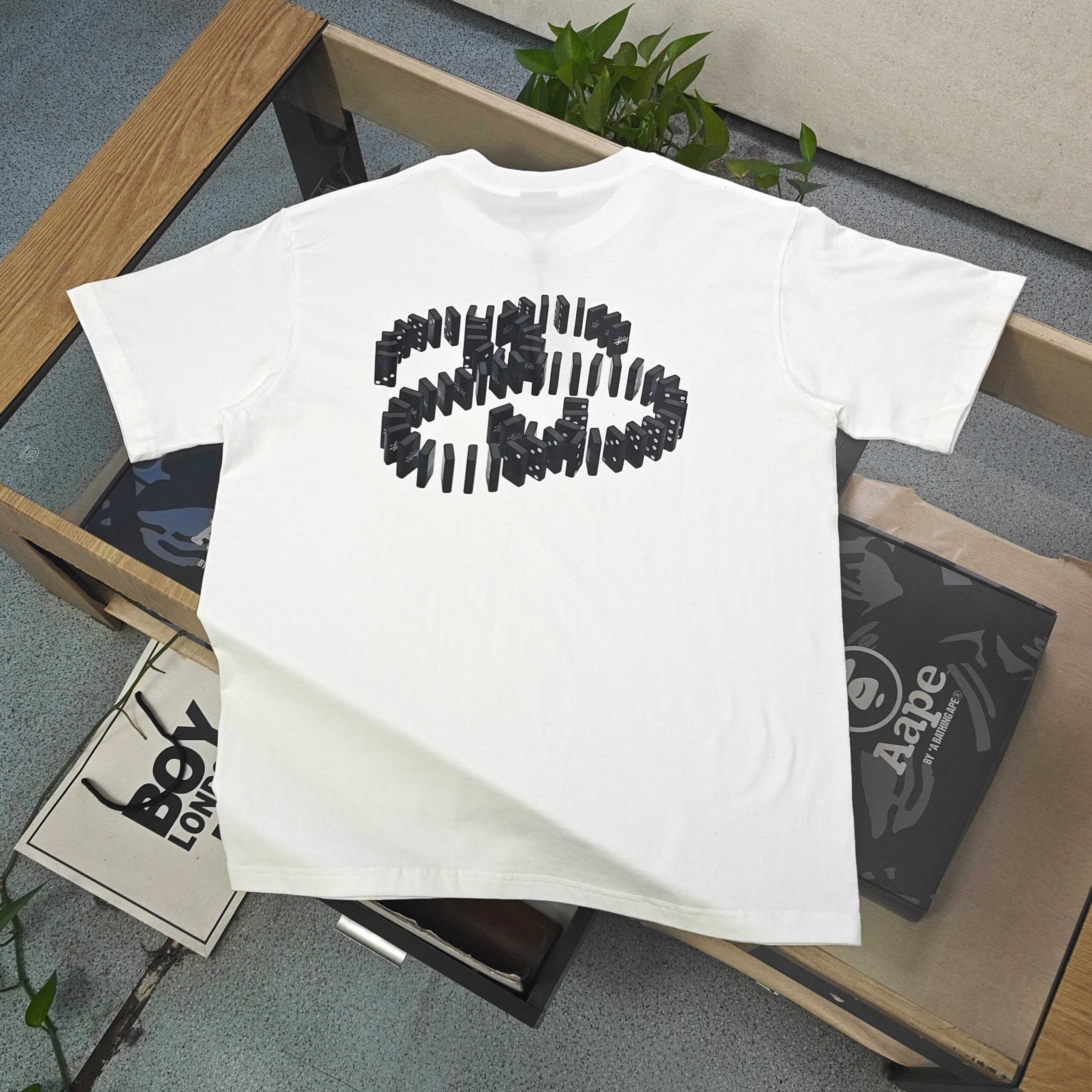 ステューシー スーパーコピー 優良サイト ドミノアートTシャツ アクセント映えの上質デザイン｜スーパーコピー服
