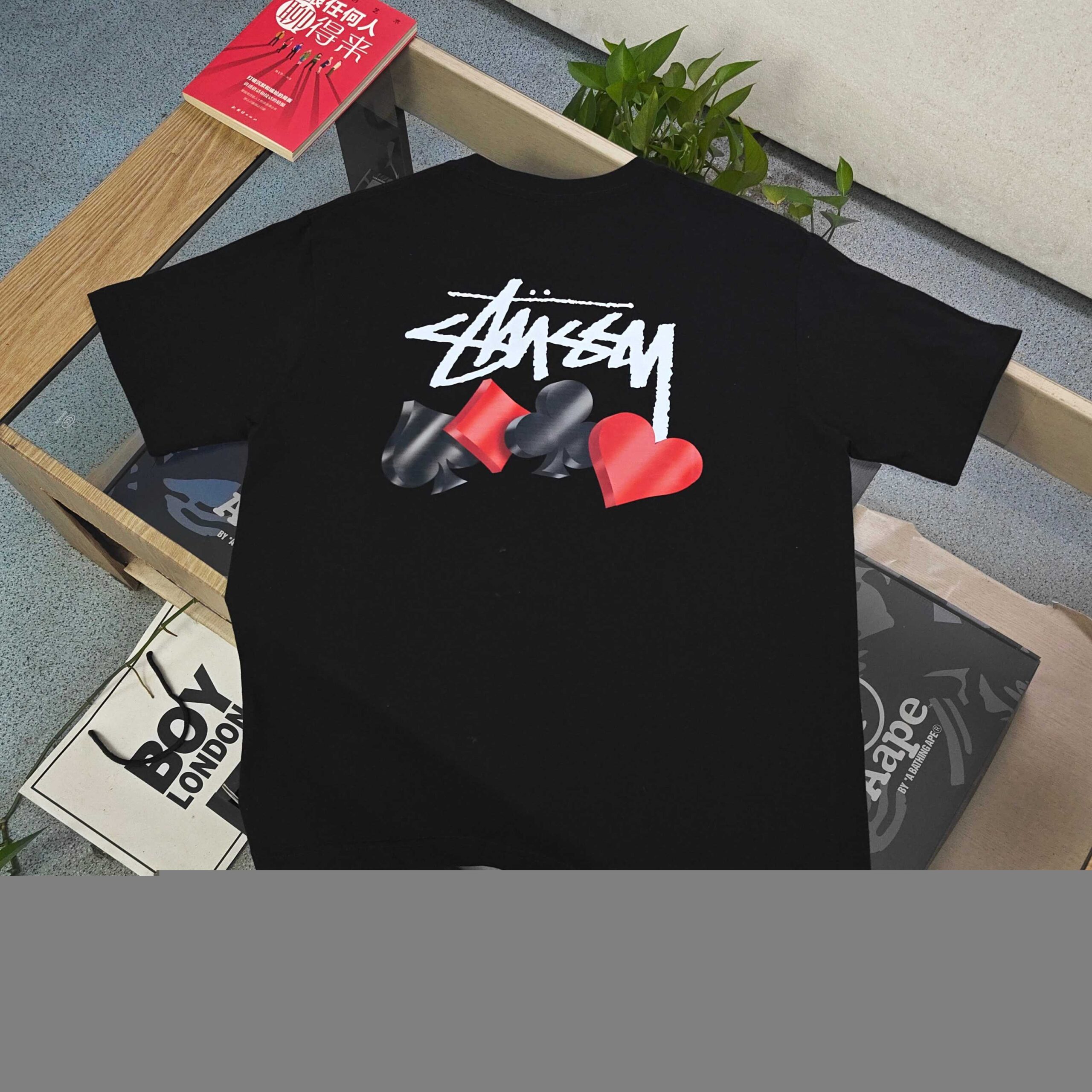 ステューシー コピー トランプモチーフTシャツ 個性派ストリート映えの遊び心デザイン｜スーパーコピー服