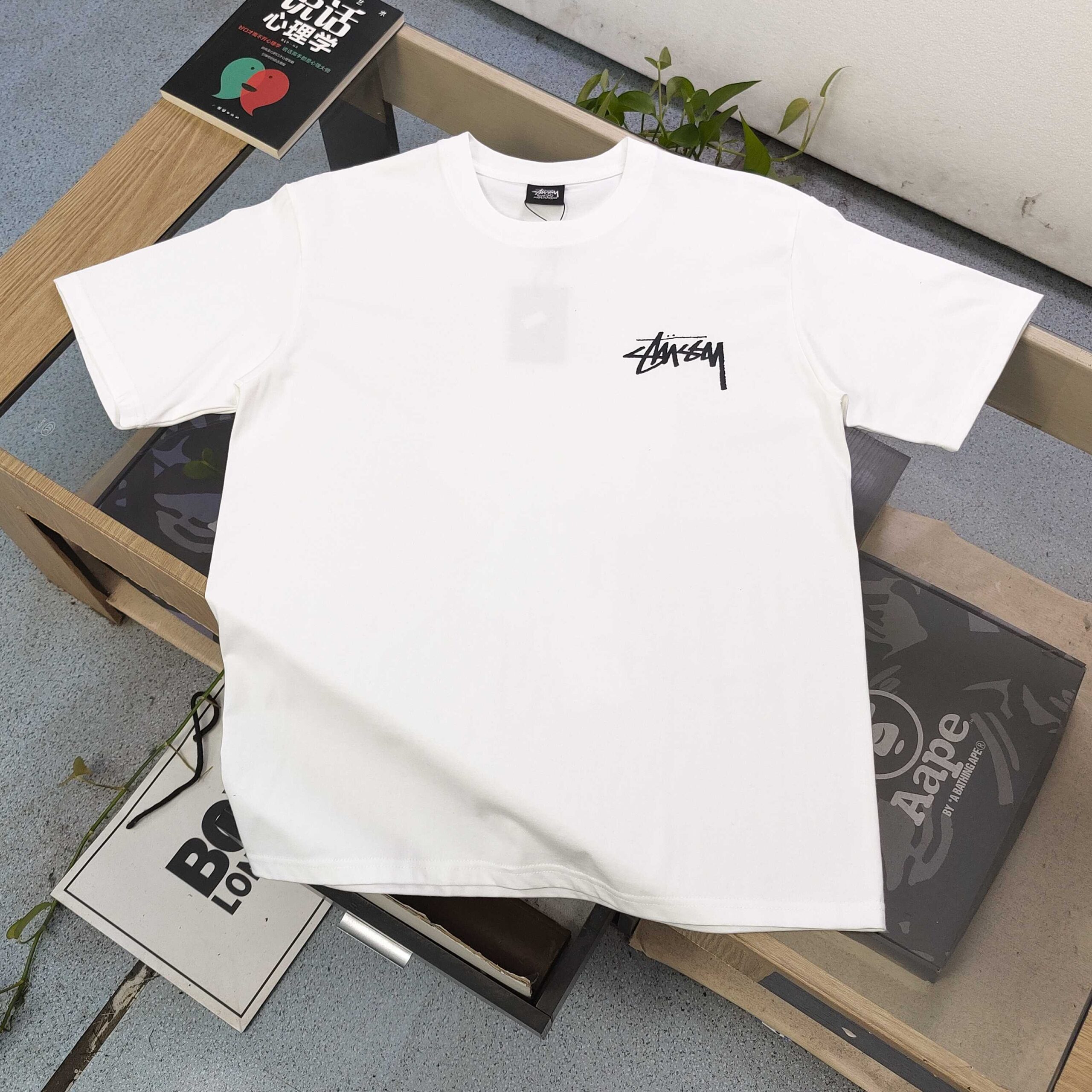 ステューシー 偽物販売店 炎のエースカードデザインTシャツ｜迫力あるバックプリントが映える一枚｜スーパーコピー服