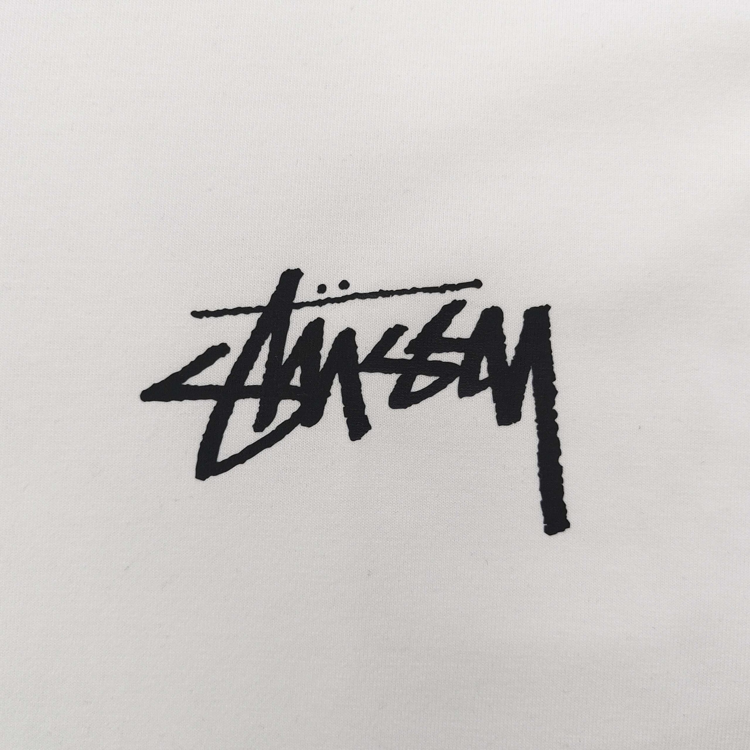 ステューシー 偽物販売店 炎のエースカードデザインTシャツ｜迫力あるバックプリントが映える一枚｜スーパーコピー服