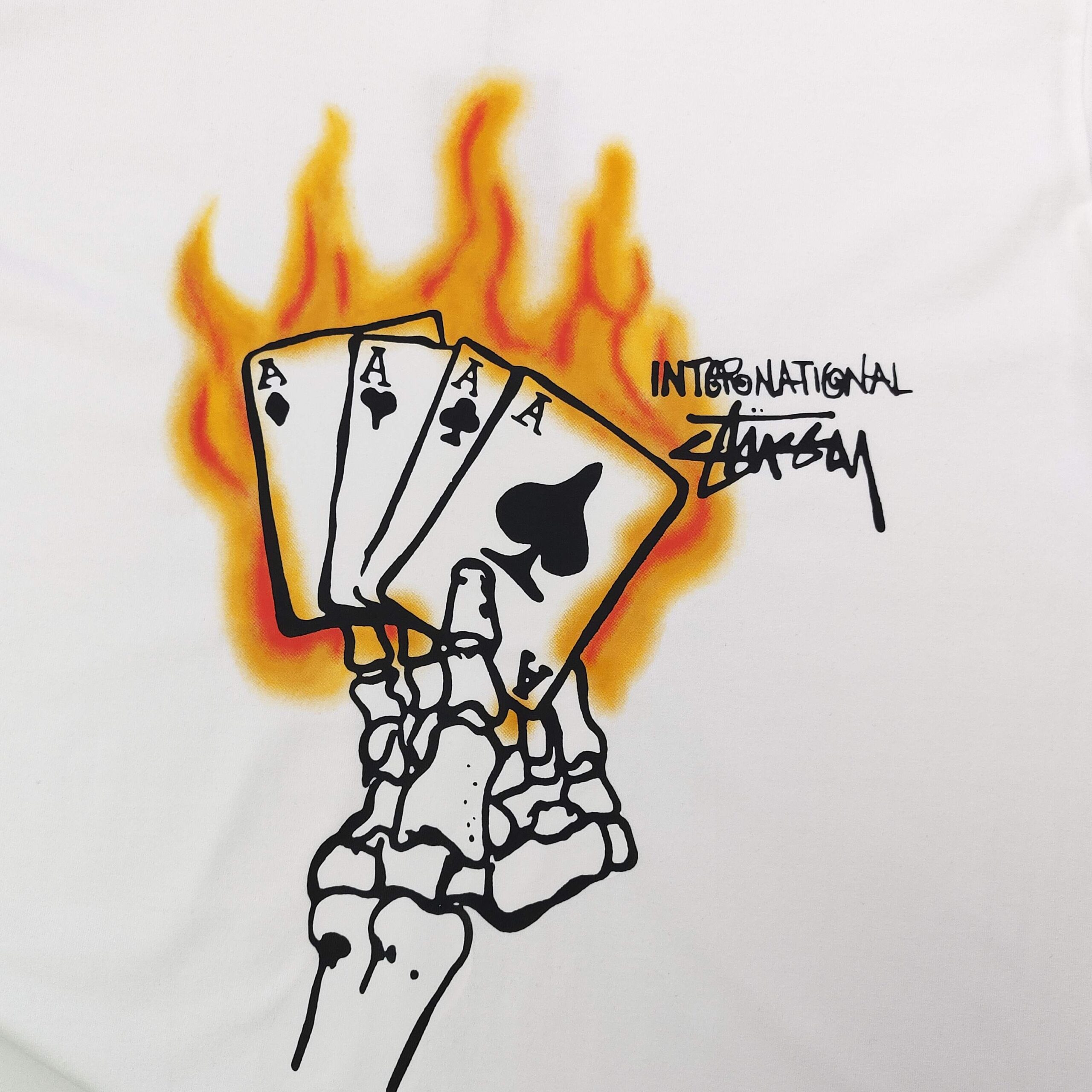 ステューシー 偽物販売店 炎のエースカードデザインTシャツ｜迫力あるバックプリントが映える一枚｜スーパーコピー服