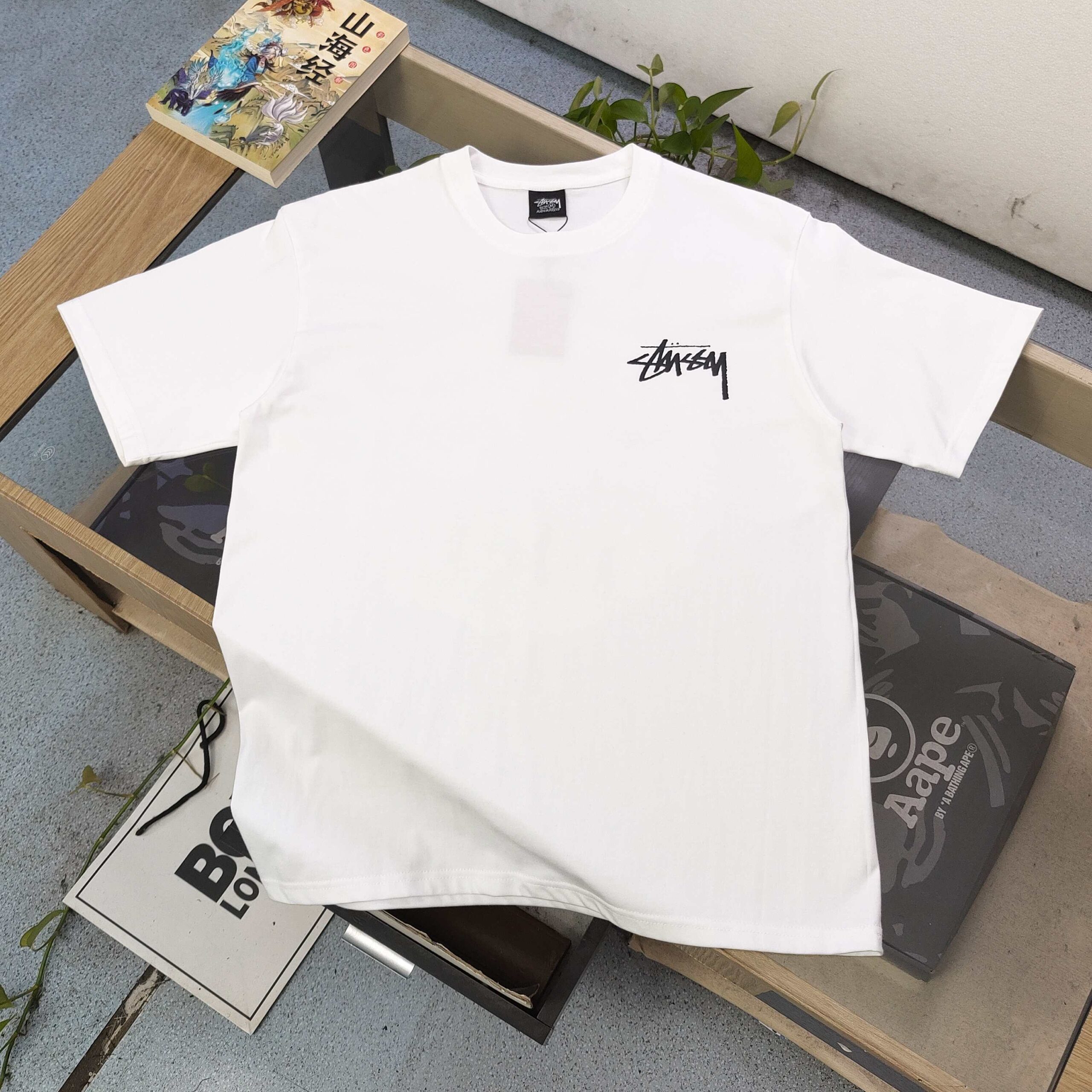 ステューシー スーパーコピー 玩具アート丸型バックプリントTシャツ｜カラフルな存在感が魅力｜スーパーコピー服