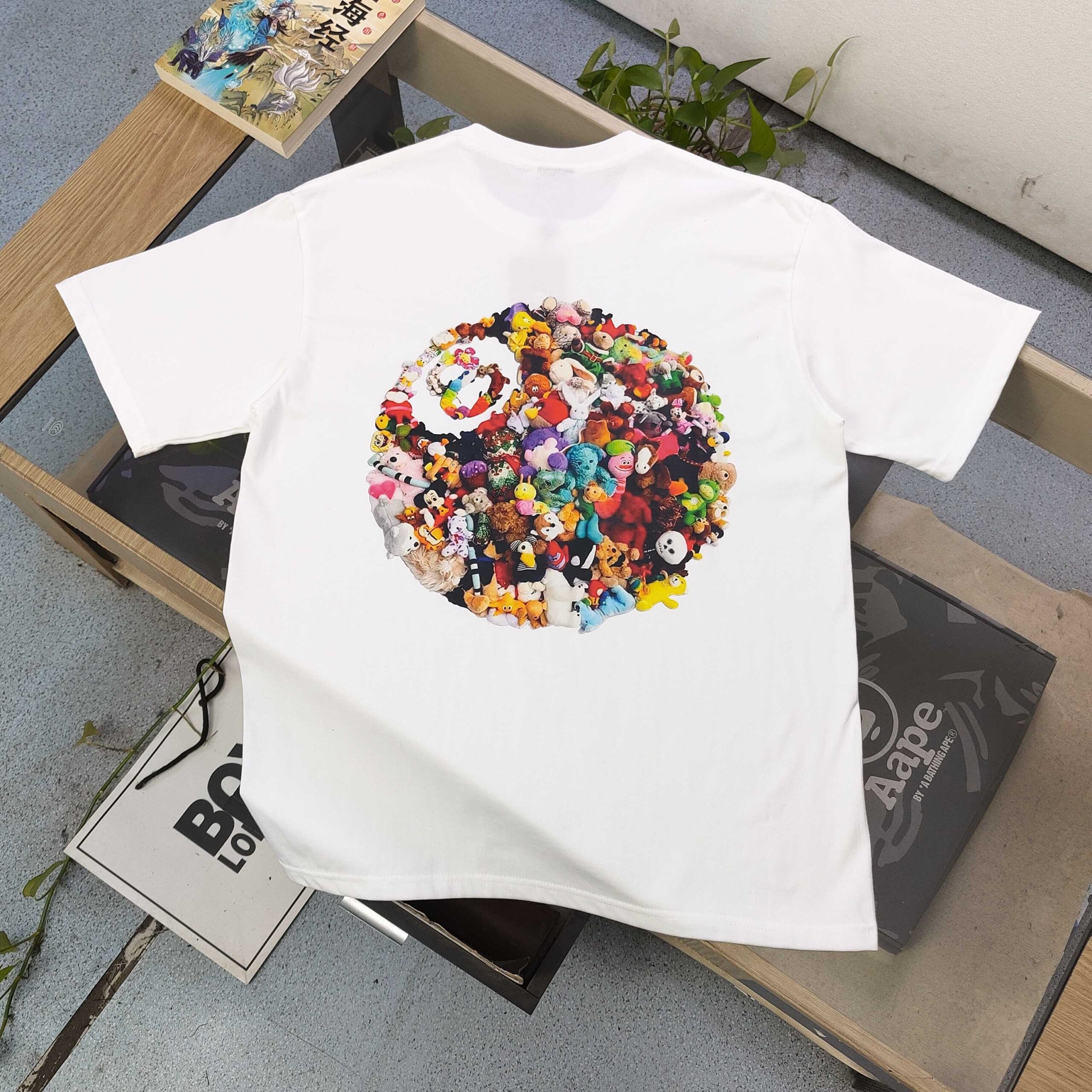 ステューシー スーパーコピー 玩具アート丸型バックプリントTシャツ｜カラフルな存在感が魅力｜スーパーコピー服