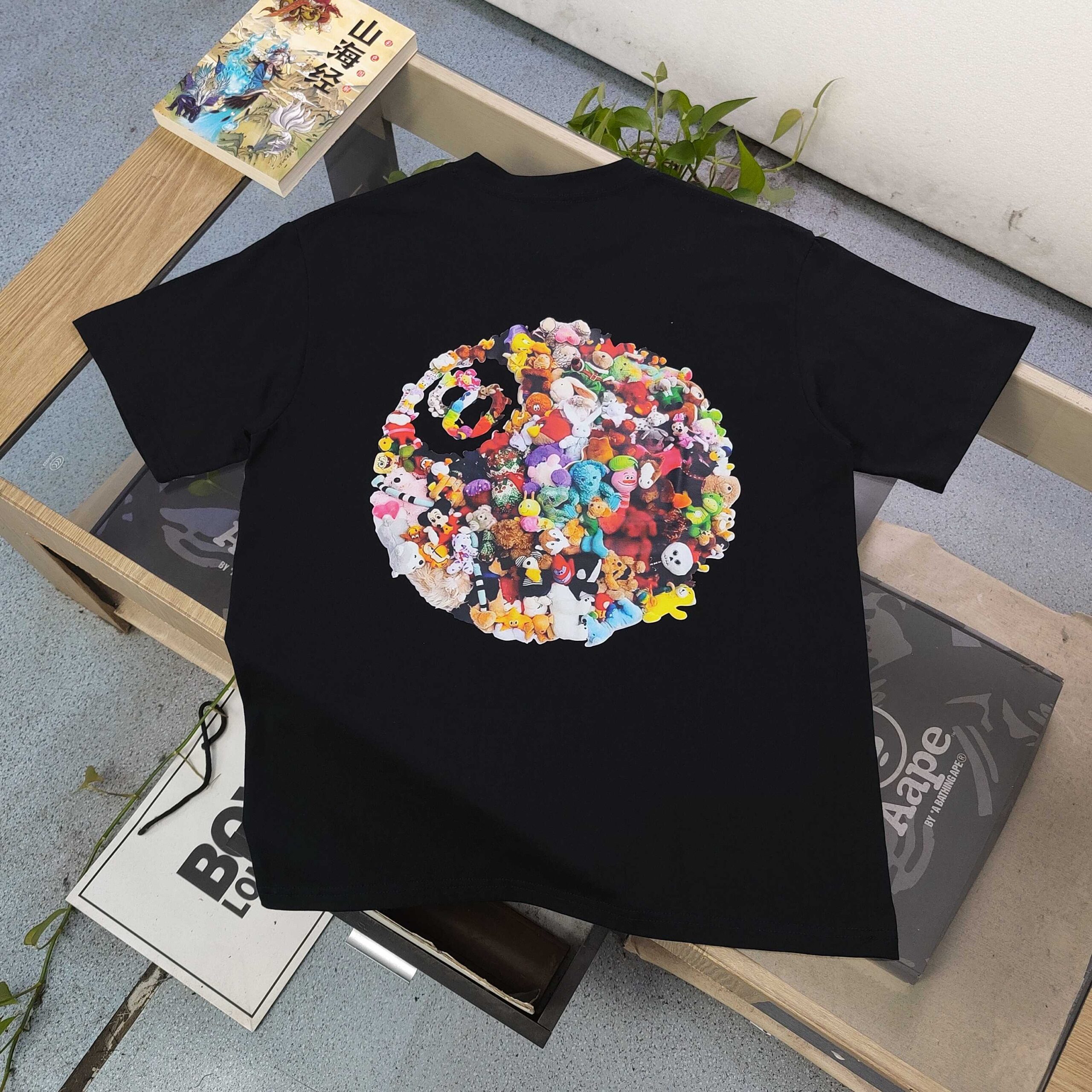 ステューシー スーパーコピー 玩具アート丸型バックプリントTシャツ｜カラフルな存在感が魅力｜スーパーコピー服