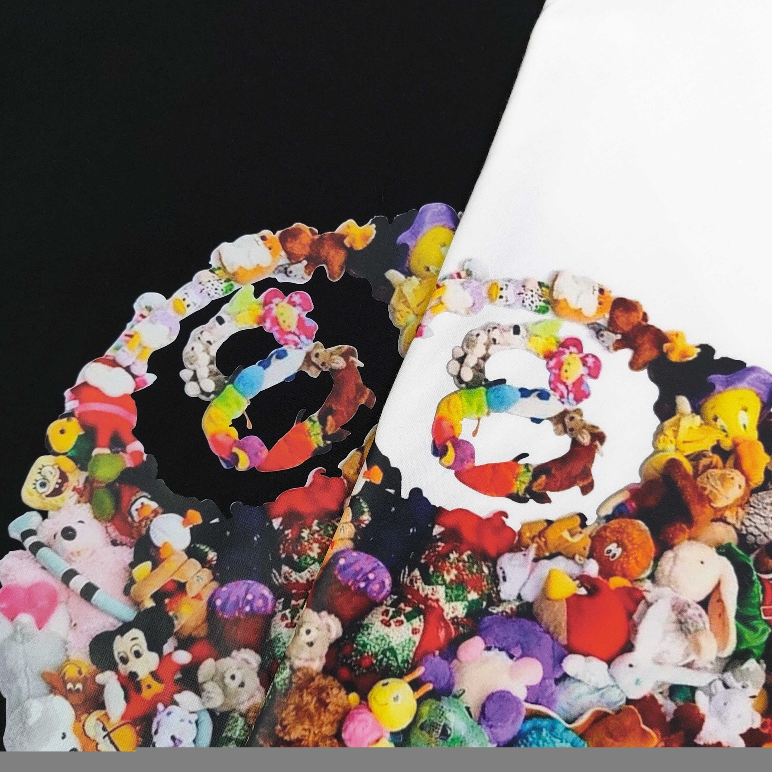 ステューシー スーパーコピー 玩具アート丸型バックプリントTシャツ｜カラフルな存在感が魅力｜スーパーコピー服