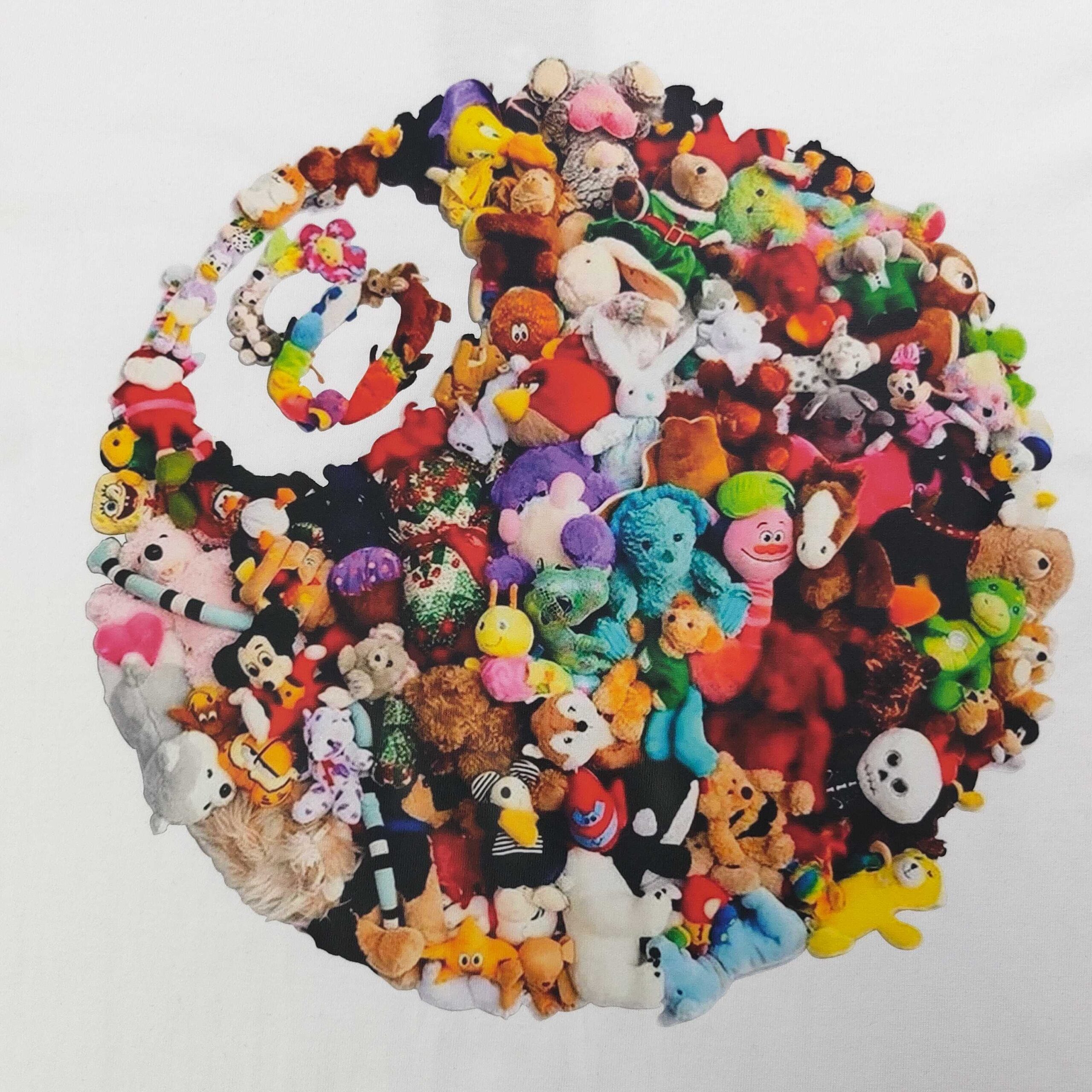 ステューシー スーパーコピー 玩具アート丸型バックプリントTシャツ｜カラフルな存在感が魅力｜スーパーコピー服