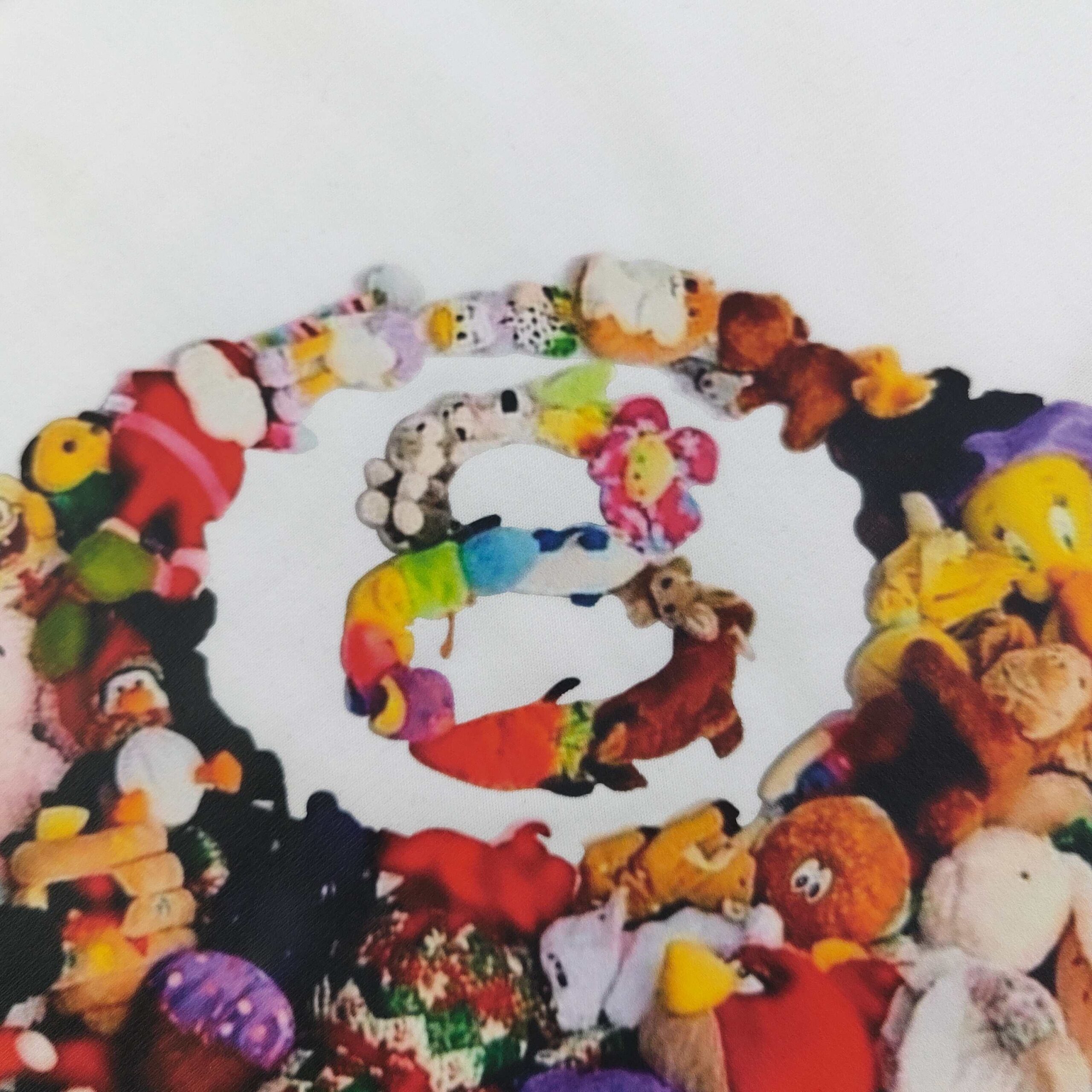 ステューシー スーパーコピー 玩具アート丸型バックプリントTシャツ｜カラフルな存在感が魅力｜スーパーコピー服