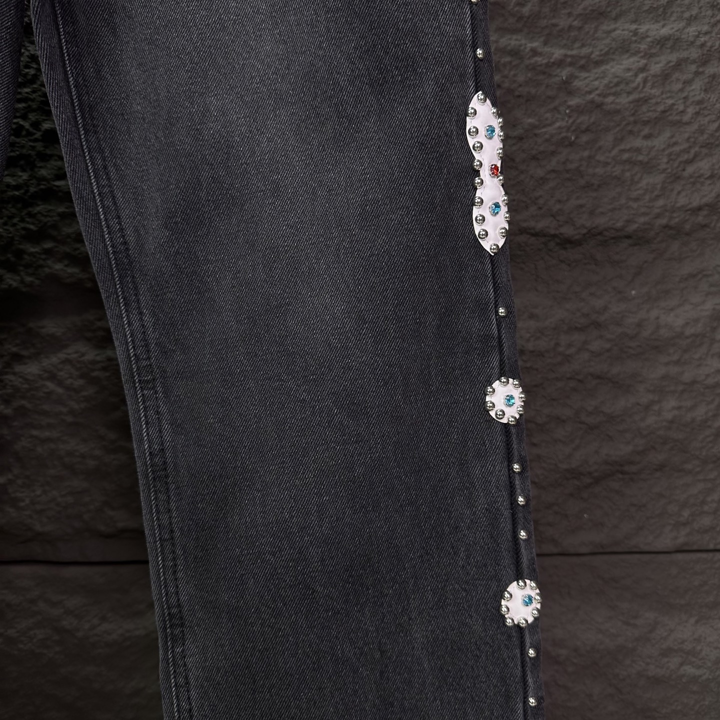 AMIRI スーパーコピー フラワー装飾デニムパンツ｜ラグジュアリーストリート映えの細身ジーンズ｜スーパーコピー服