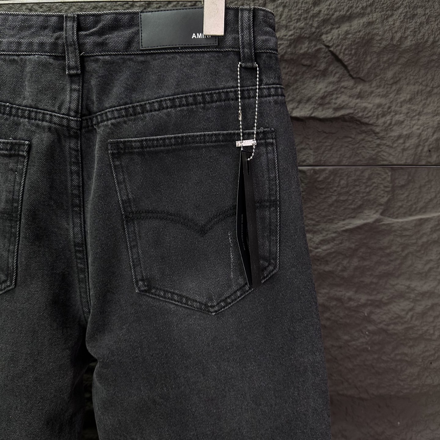 AMIRI スーパーコピー フラワー装飾デニムパンツ｜ラグジュアリーストリート映えの細身ジーンズ｜スーパーコピー服