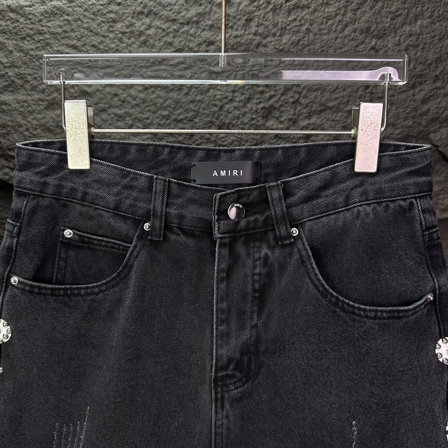 AMIRI スーパーコピー フラワー装飾デニムパンツ｜ラグジュアリーストリート映えの細身ジーンズ｜スーパーコピー服