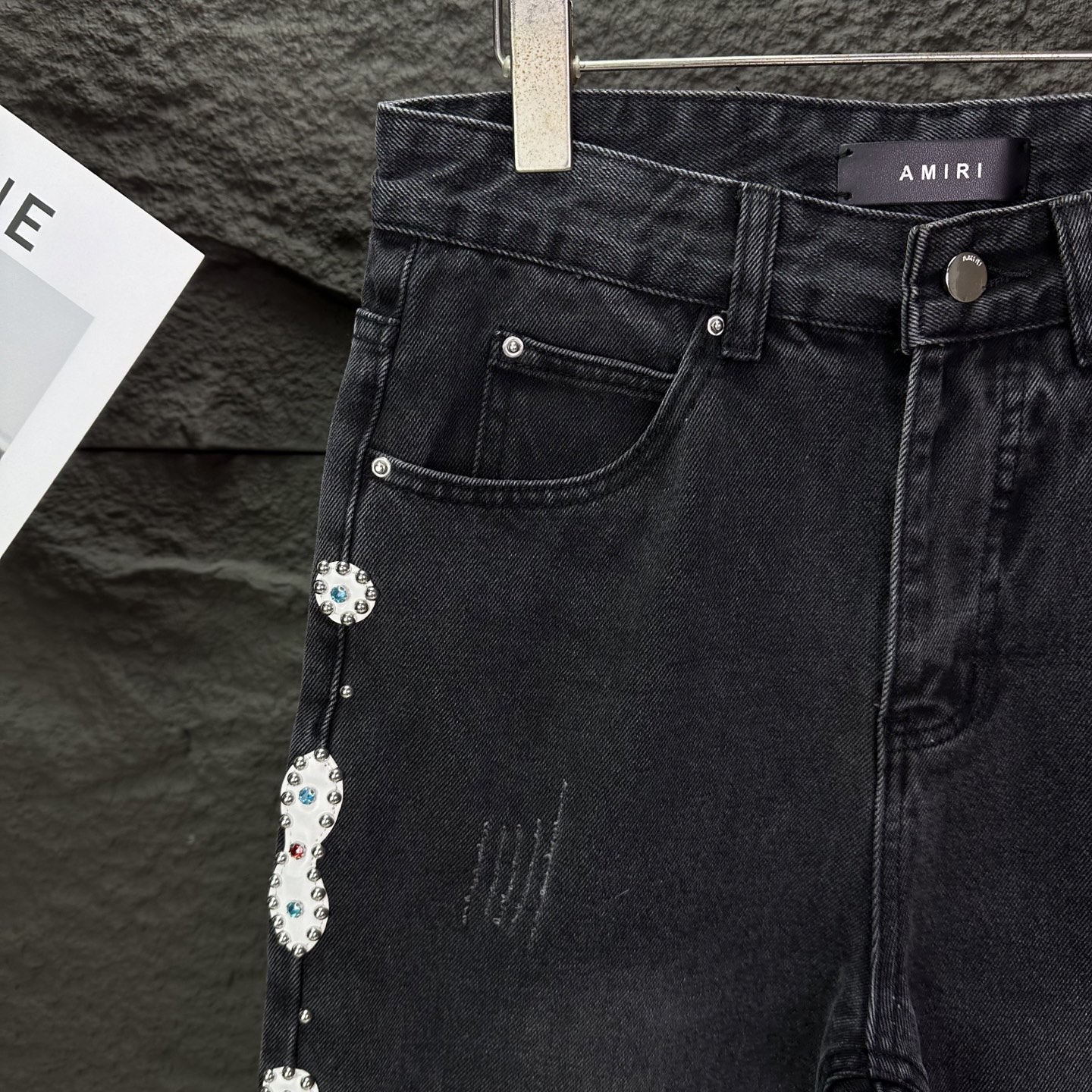 AMIRI スーパーコピー フラワー装飾デニムパンツ｜ラグジュアリーストリート映えの細身ジーンズ｜スーパーコピー服