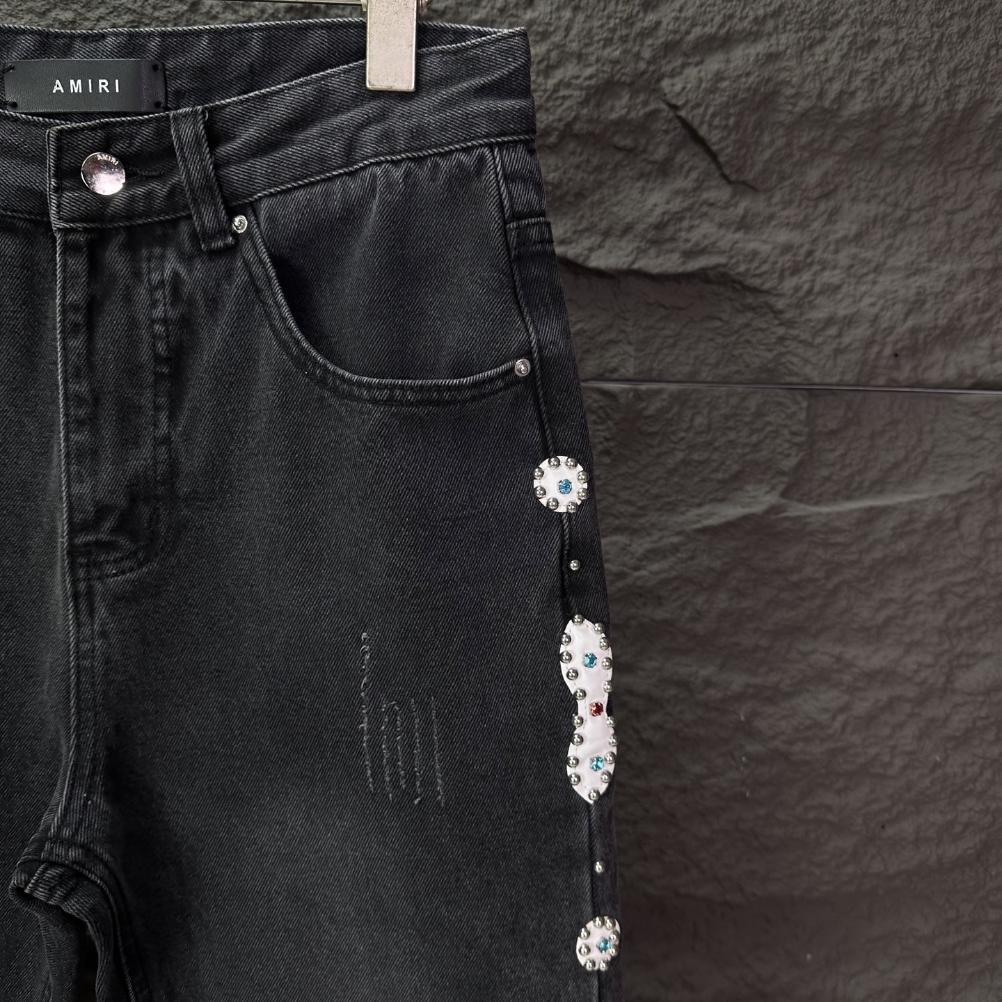 AMIRI スーパーコピー フラワー装飾デニムパンツ｜ラグジュアリーストリート映えの細身ジーンズ｜スーパーコピー服