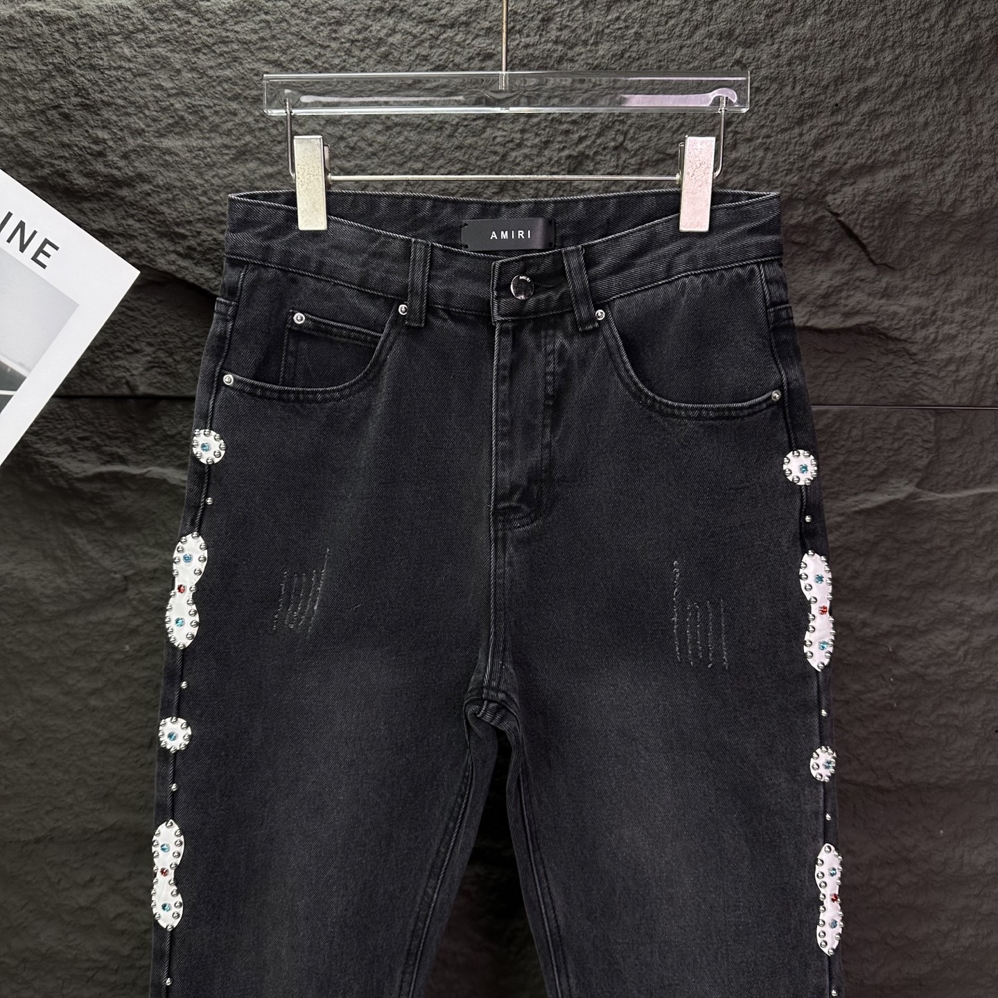 AMIRI スーパーコピー フラワー装飾デニムパンツ｜ラグジュアリーストリート映えの細身ジーンズ｜スーパーコピー服