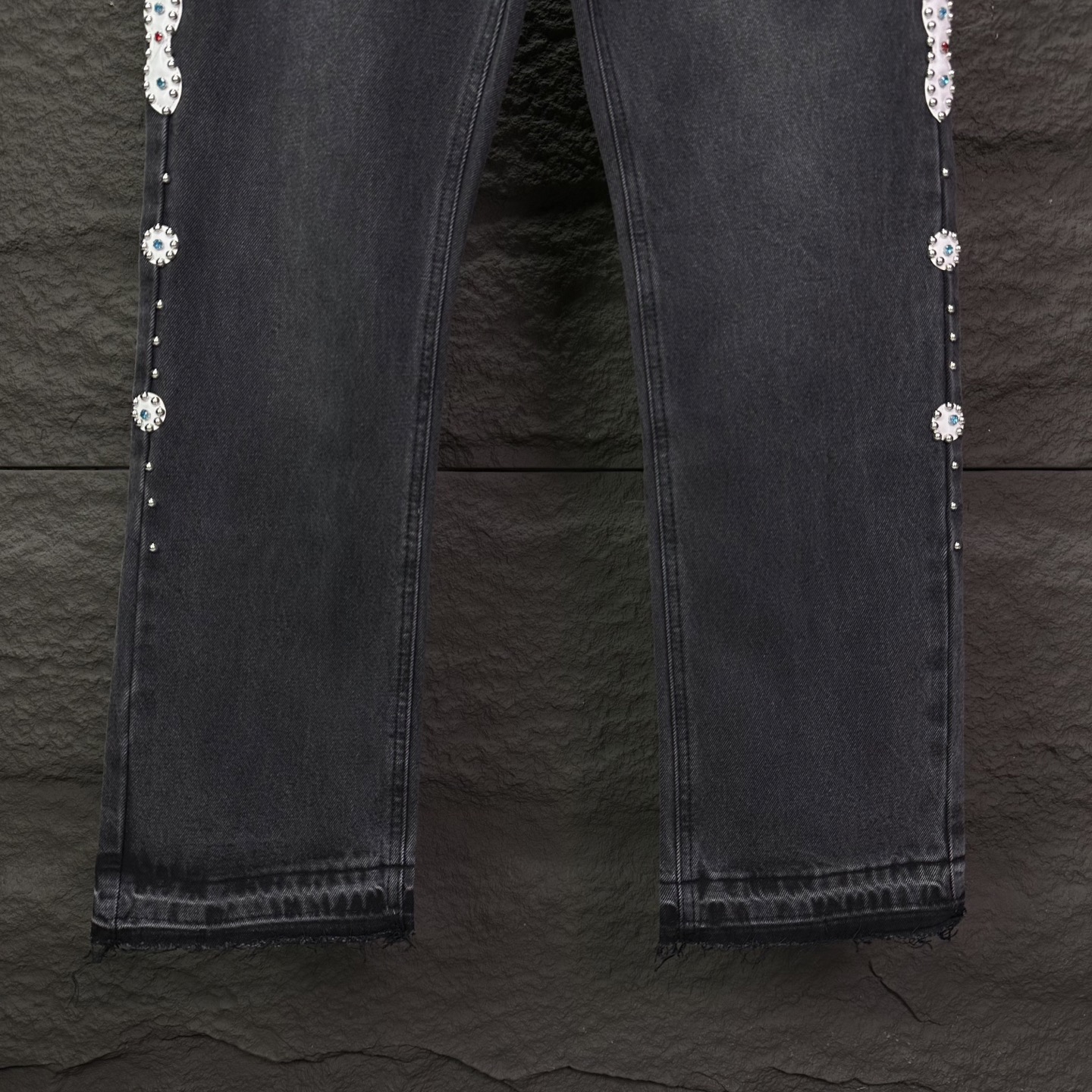 AMIRI スーパーコピー フラワー装飾デニムパンツ｜ラグジュアリーストリート映えの細身ジーンズ｜スーパーコピー服