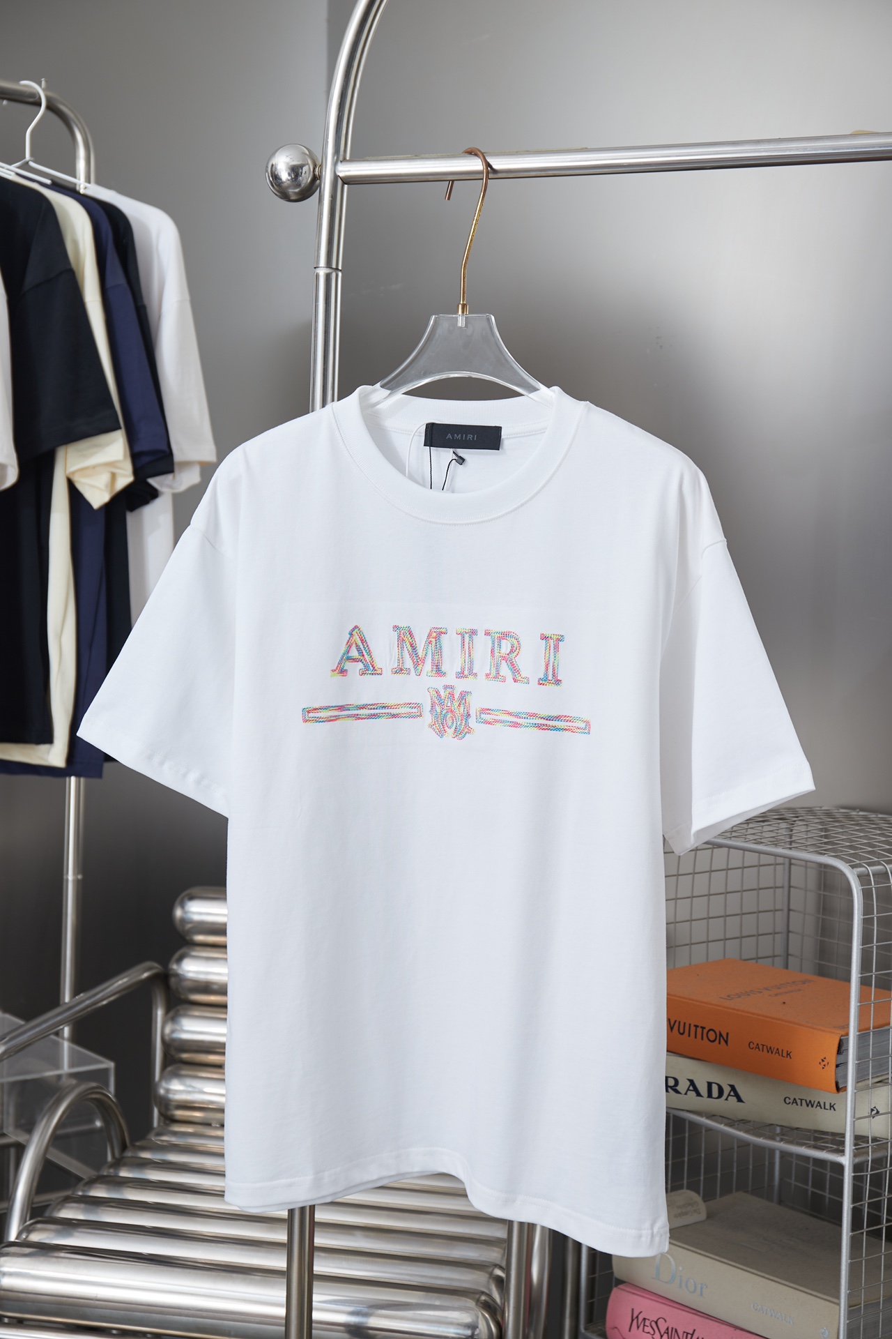 AMIRI スーパーコピー ロゴプリントTシャツ カラーロゴデザイン ストリート半袖｜スーパーコピー服