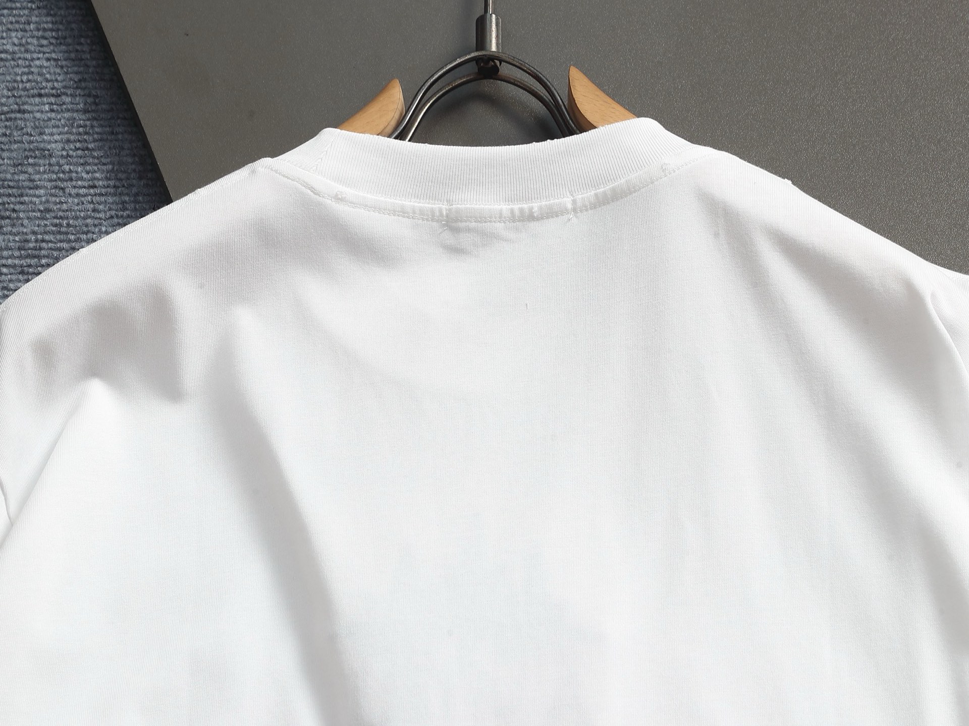 AMIRI n級コピー 星ロゴ刺繍Tシャツ｜ミニマルデザイン半袖トップス｜スーパーコピー服