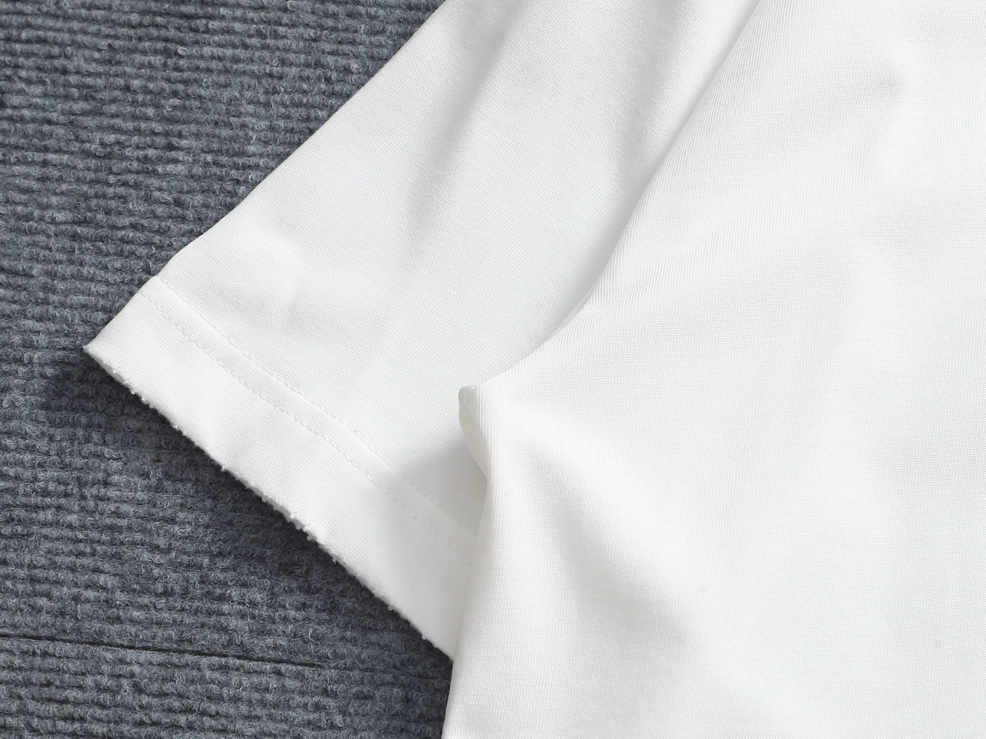 AMIRI n級コピー 星ロゴ刺繍Tシャツ｜ミニマルデザイン半袖トップス｜スーパーコピー服