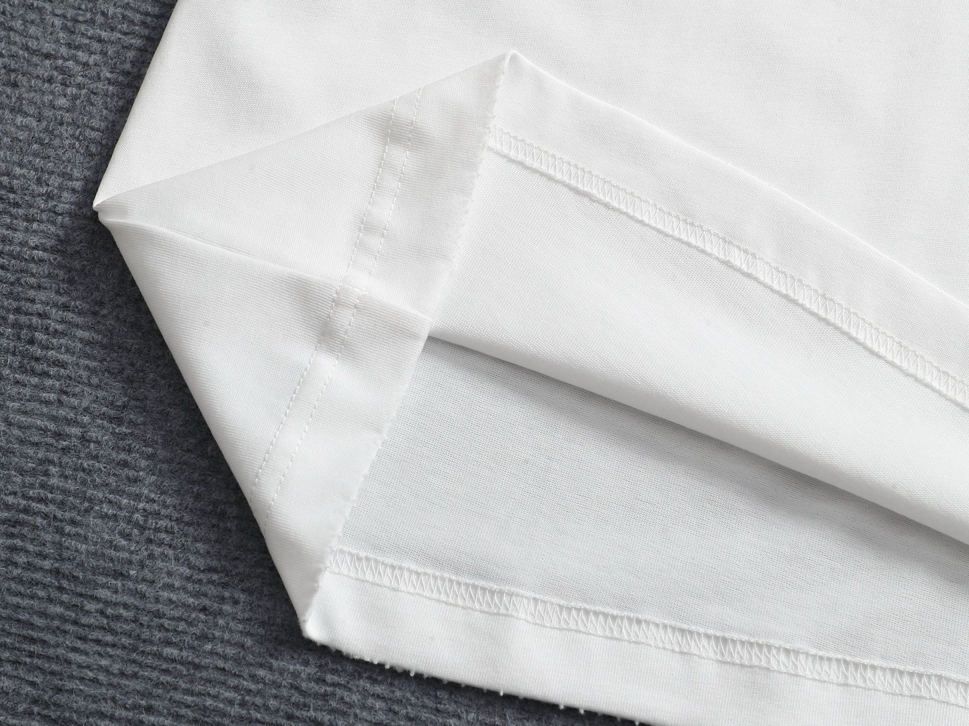 AMIRI n級コピー 星ロゴ刺繍Tシャツ｜ミニマルデザイン半袖トップス｜スーパーコピー服