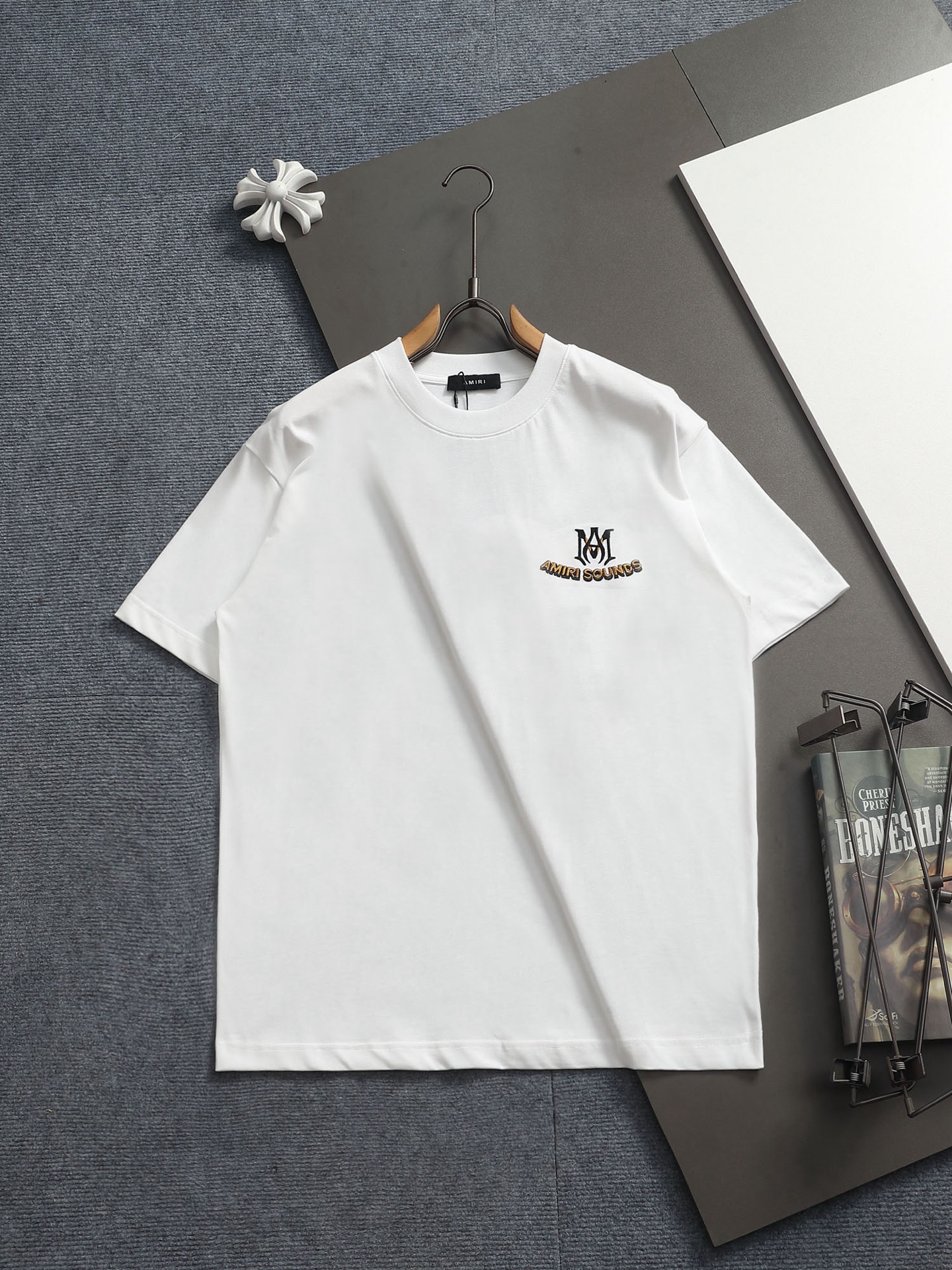 AMIRI スーパーコピー AMIRI SOUNDS刺繍ロゴTシャツ｜シンプル半袖トップス｜スーパーコピー服