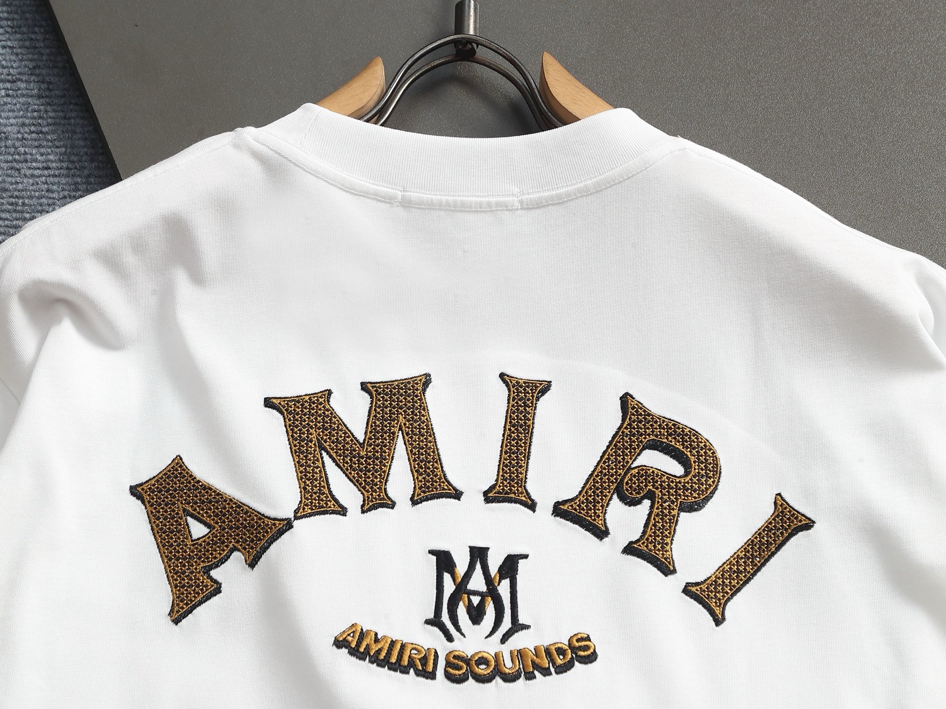 AMIRI スーパーコピー AMIRI SOUNDS刺繍ロゴTシャツ｜シンプル半袖トップス｜スーパーコピー服