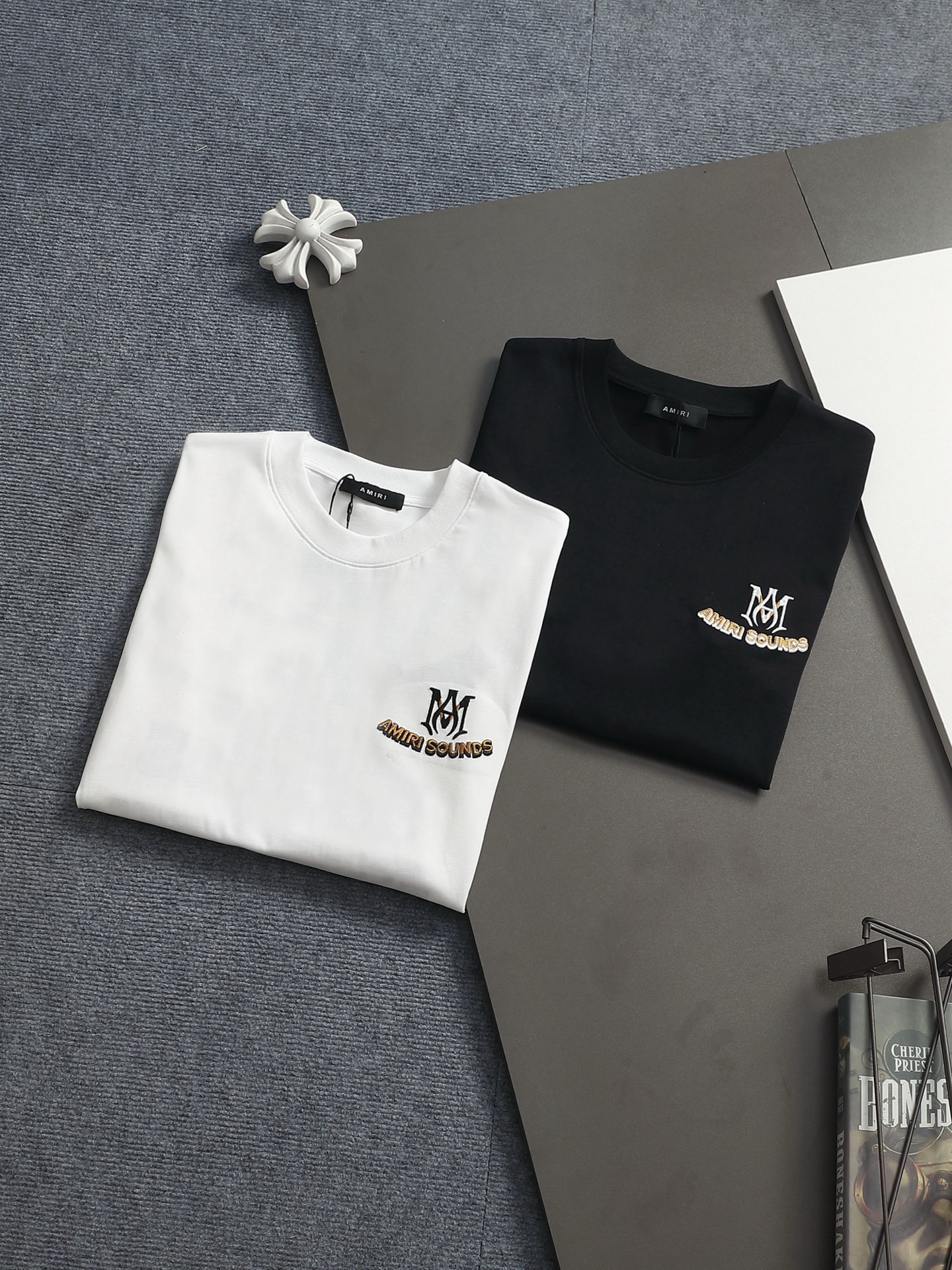 AMIRI スーパーコピー AMIRI SOUNDS刺繍ロゴTシャツ｜シンプル半袖トップス｜スーパーコピー服