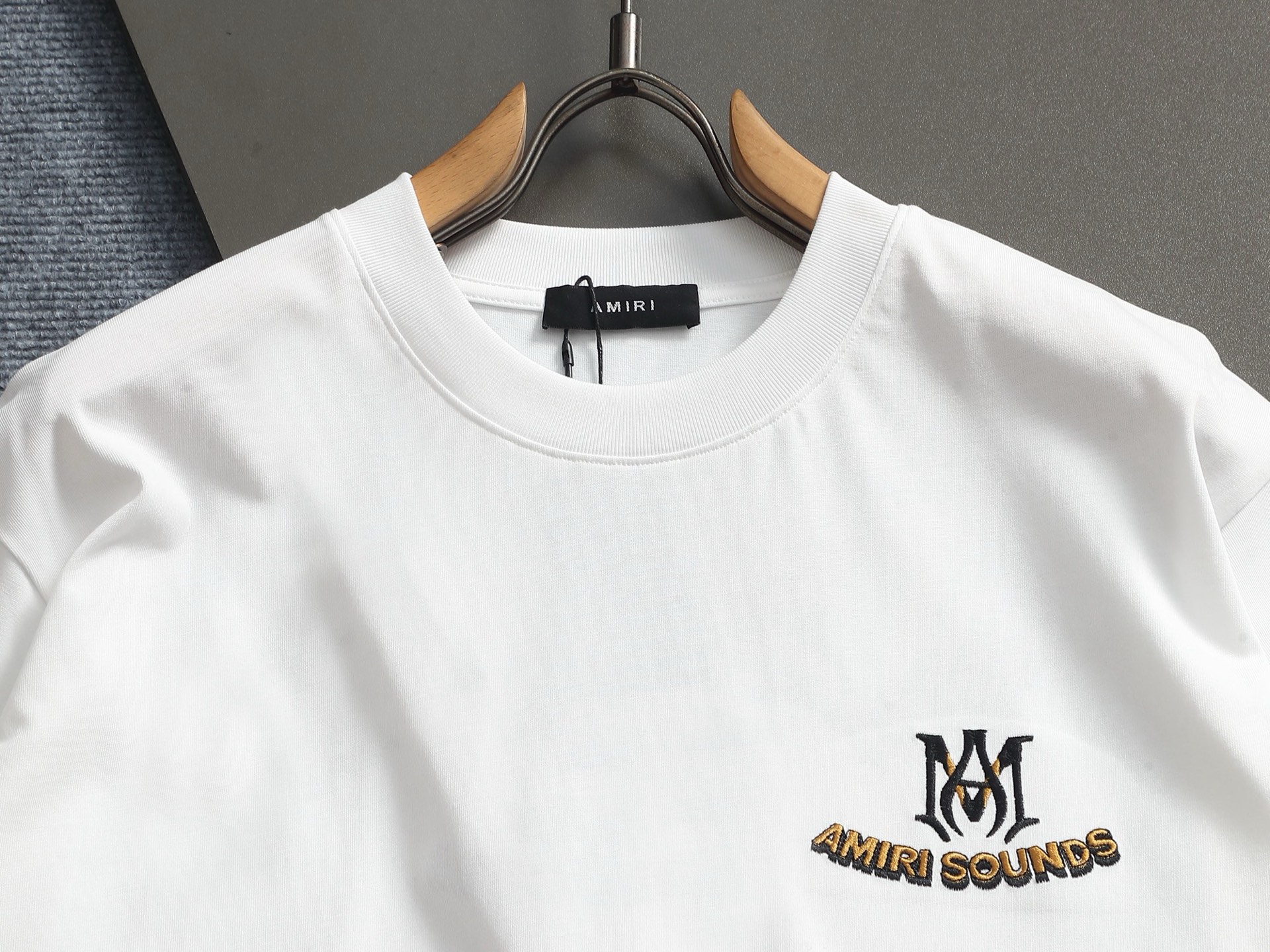 AMIRI スーパーコピー AMIRI SOUNDS刺繍ロゴTシャツ｜シンプル半袖トップス｜スーパーコピー服