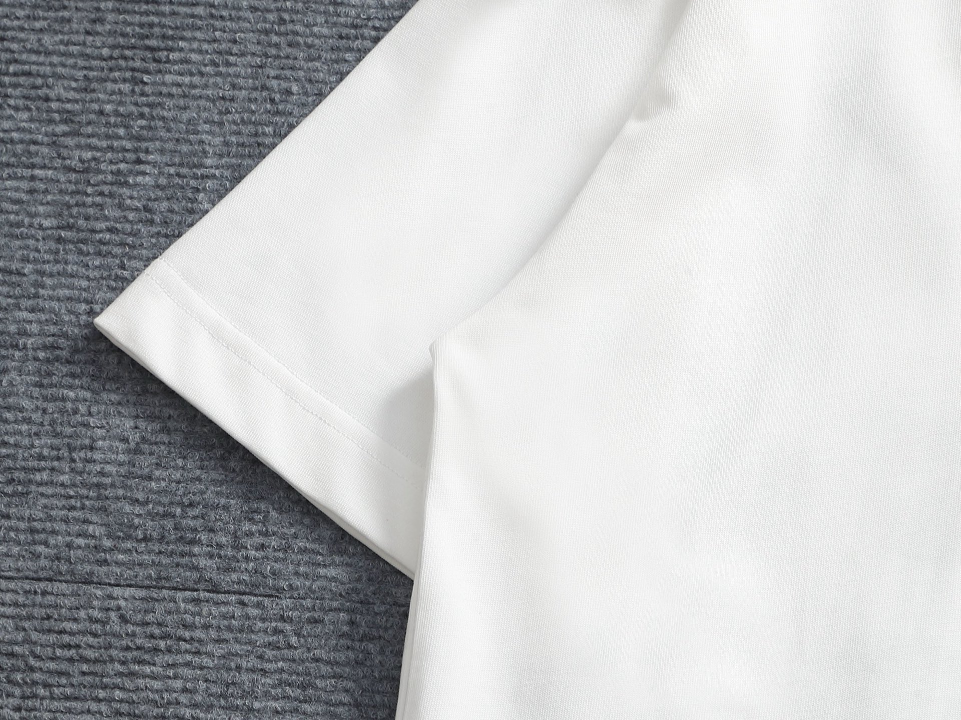 AMIRI スーパーコピー AMIRI SOUNDS刺繍ロゴTシャツ｜シンプル半袖トップス｜スーパーコピー服