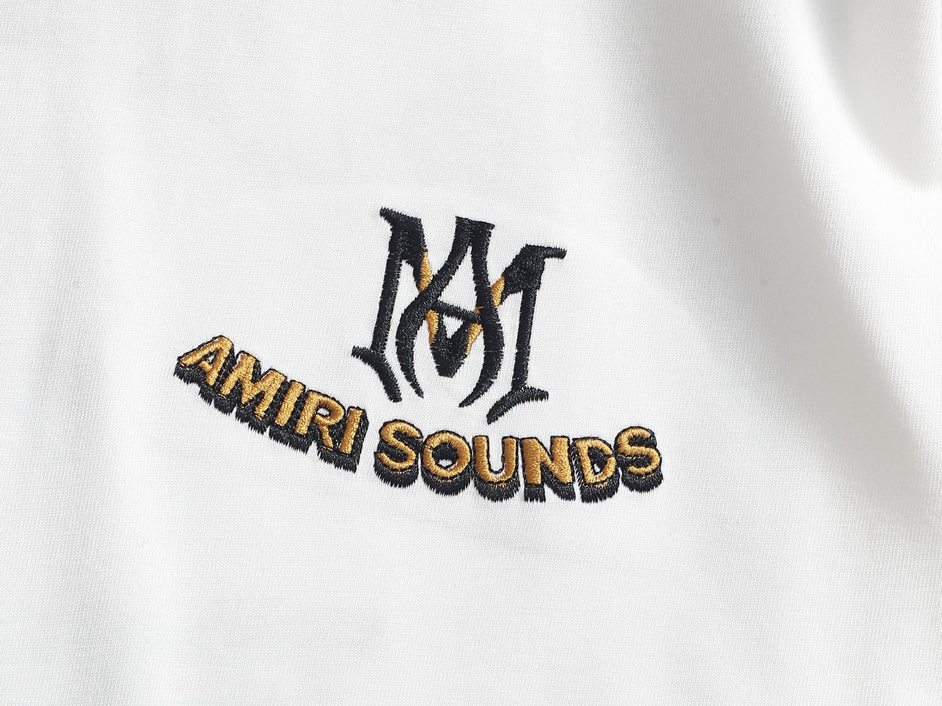 AMIRI スーパーコピー AMIRI SOUNDS刺繍ロゴTシャツ｜シンプル半袖トップス｜スーパーコピー服