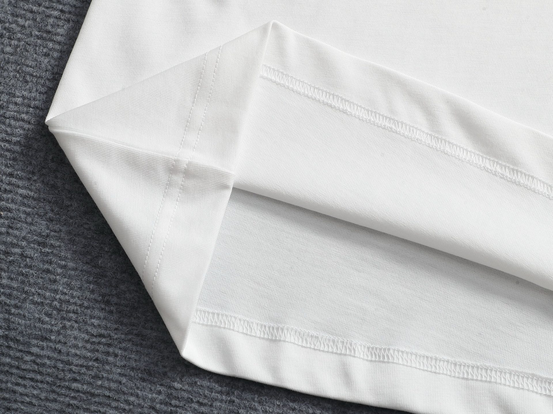 AMIRI スーパーコピー AMIRI SOUNDS刺繍ロゴTシャツ｜シンプル半袖トップス｜スーパーコピー服