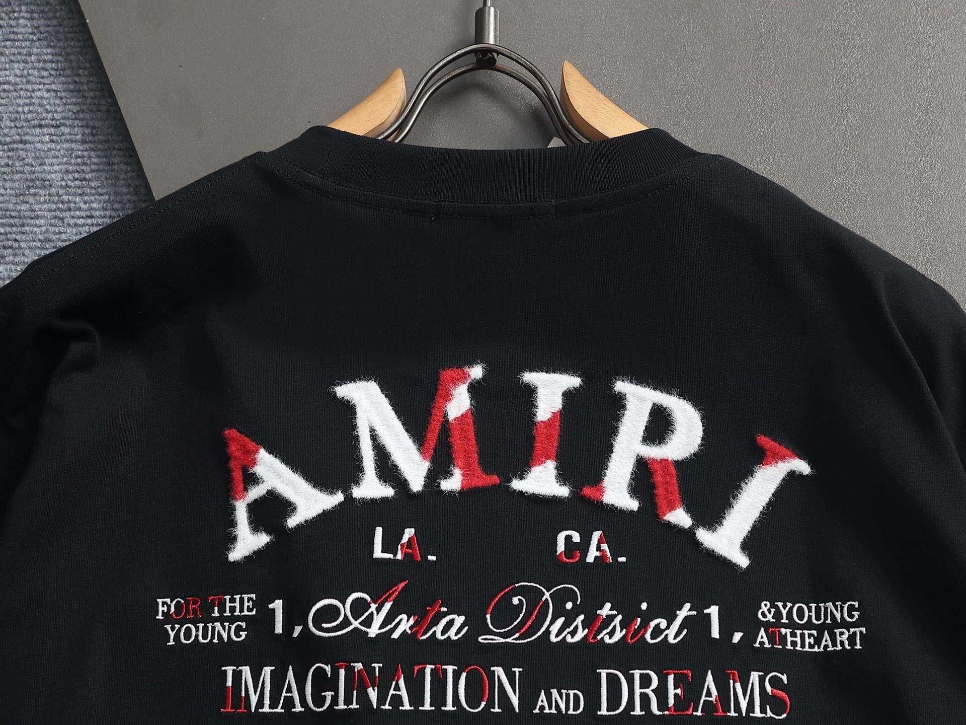 AMIRI スーパーコピー ロゴ刺繍Tシャツ ミニロゴデザイン ストリート感高級半袖｜スーパーコピー服