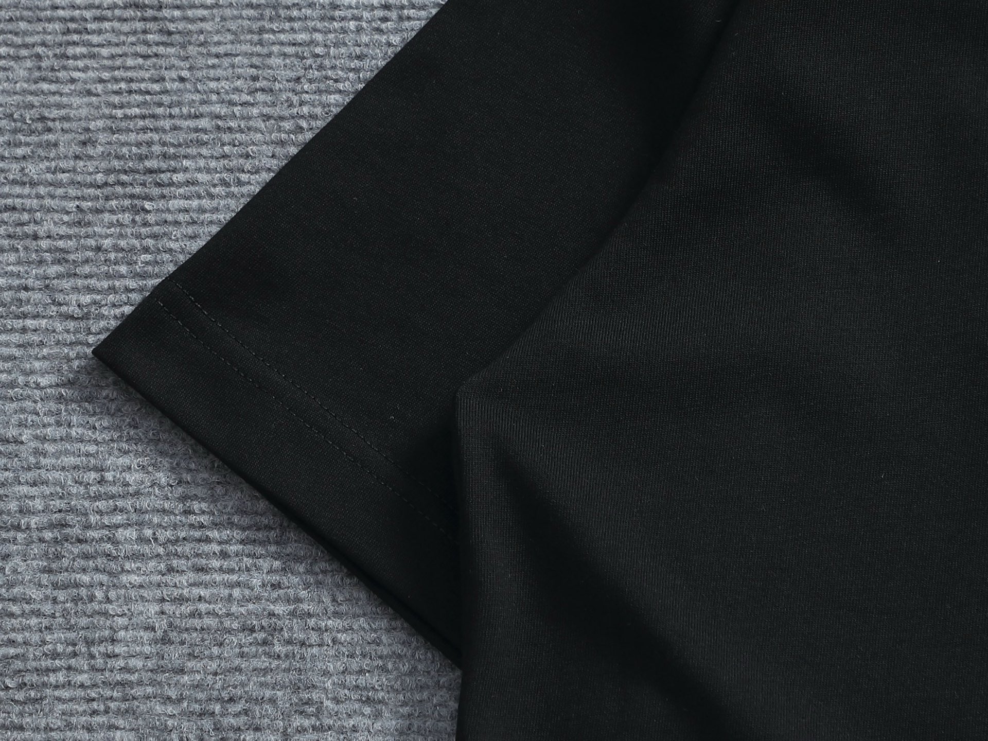 AMIRI スーパーコピー ロゴ刺繍Tシャツ ミニロゴデザイン ストリート感高級半袖｜スーパーコピー服