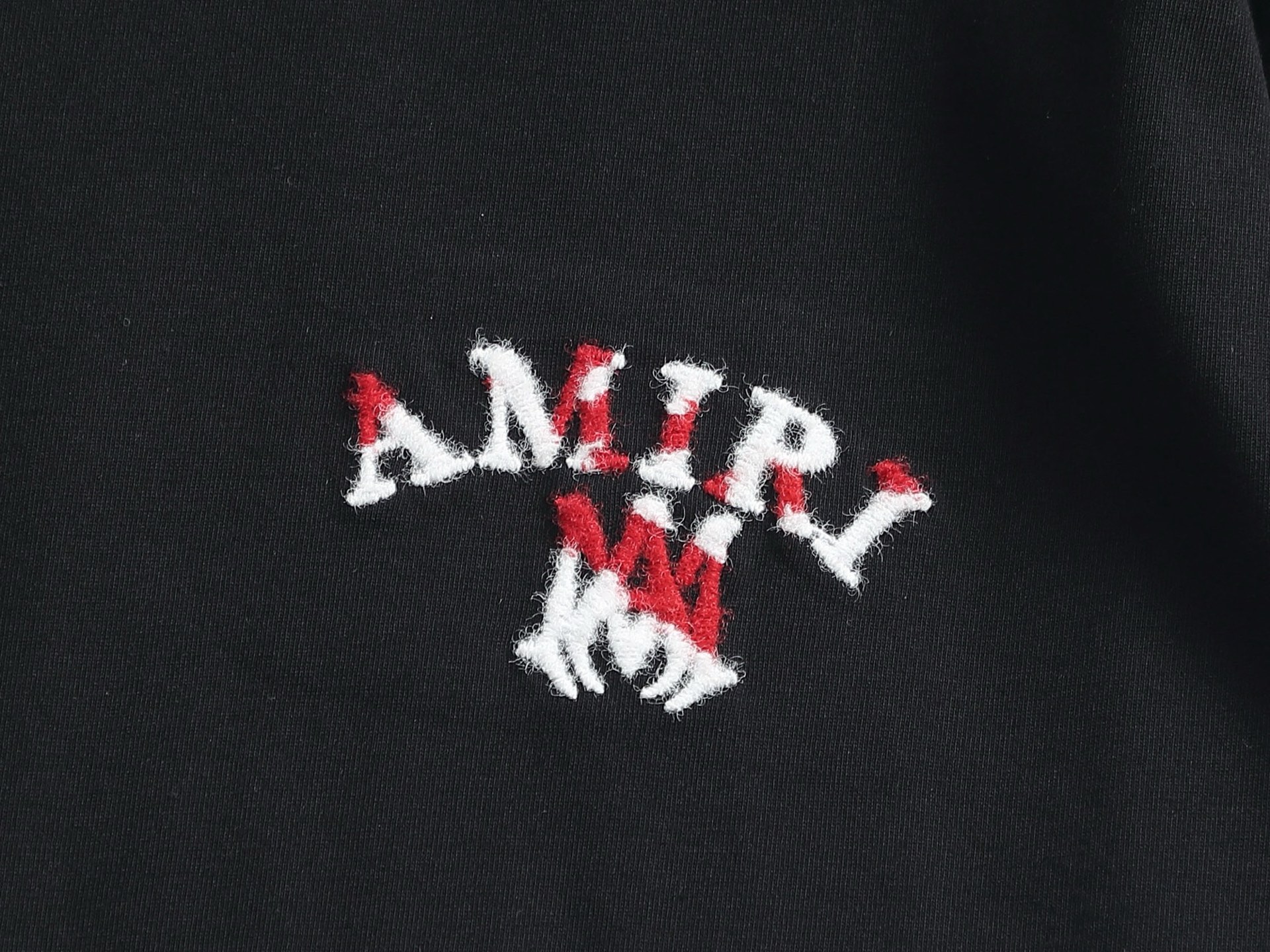 AMIRI スーパーコピー ロゴ刺繍Tシャツ ミニロゴデザイン ストリート感高級半袖｜スーパーコピー服