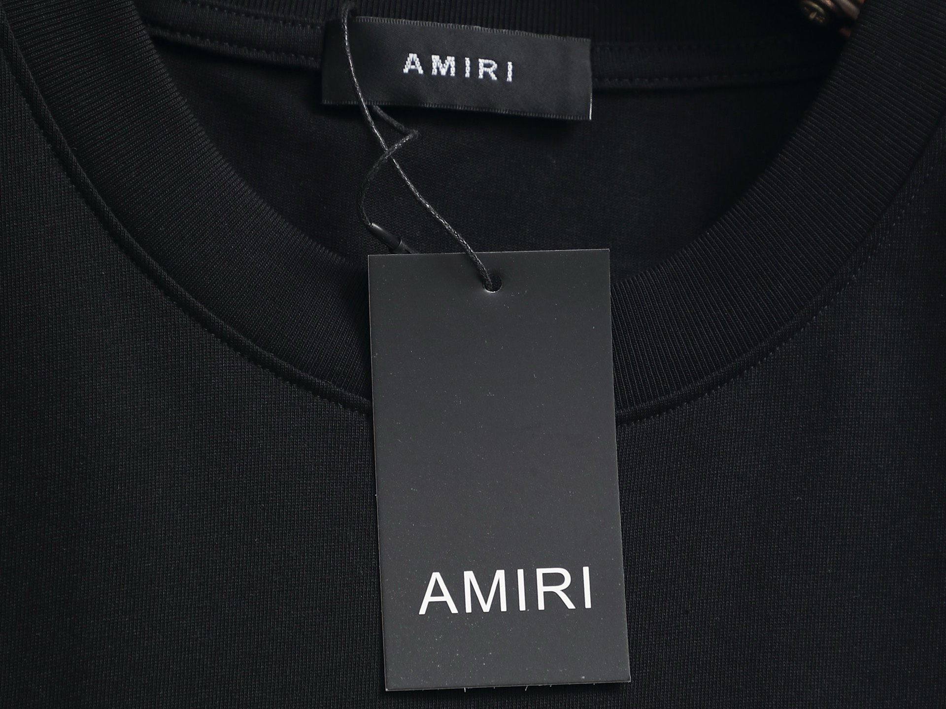 AMIRI スーパーコピー ロゴ刺繍Tシャツ ミニロゴデザイン ストリート感高級半袖｜スーパーコピー服