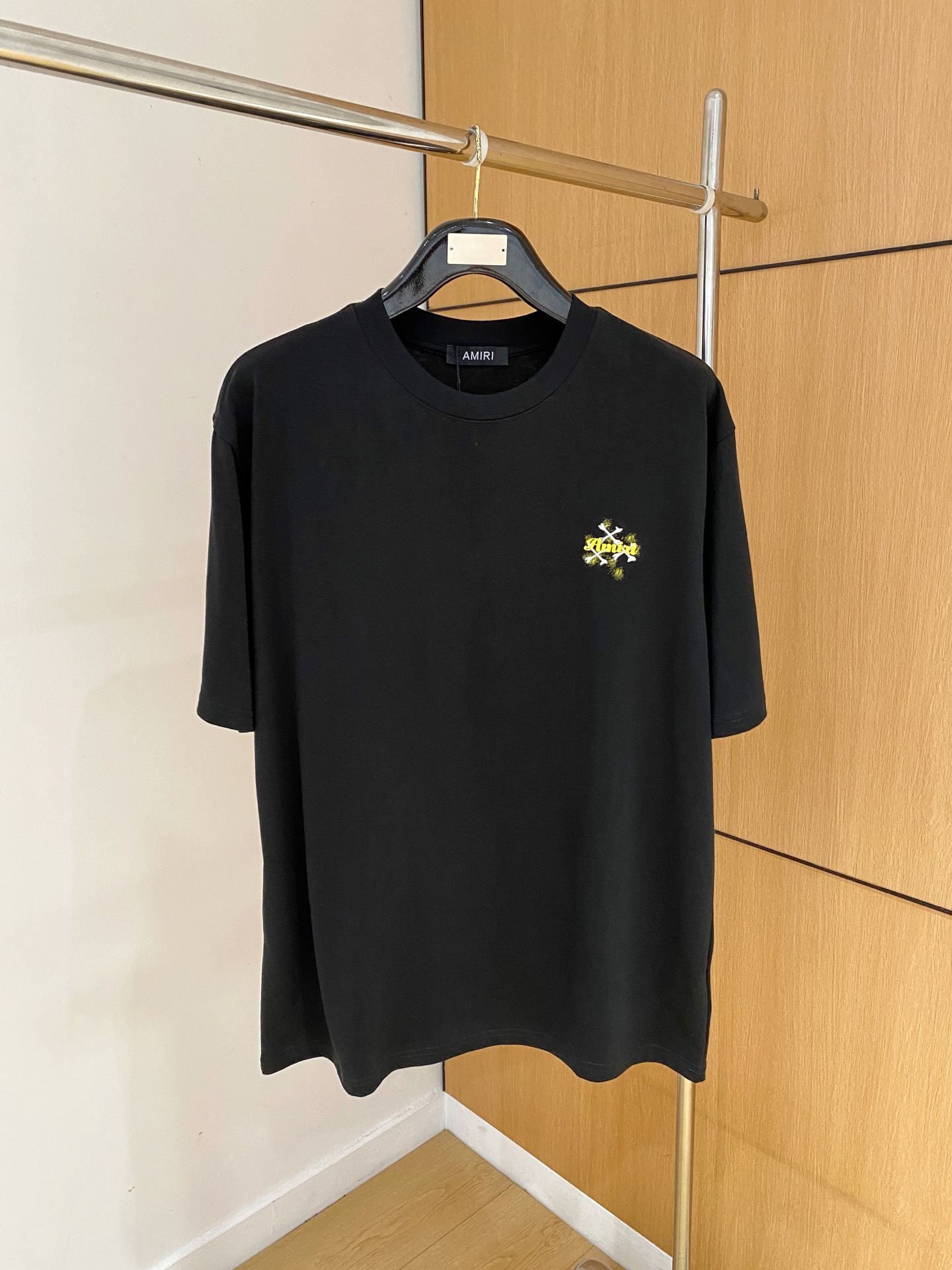 AMIRI コピー スカルロゴ刺繍Tシャツ ミニロゴストリート半袖 人気モデル｜スーパーコピー服