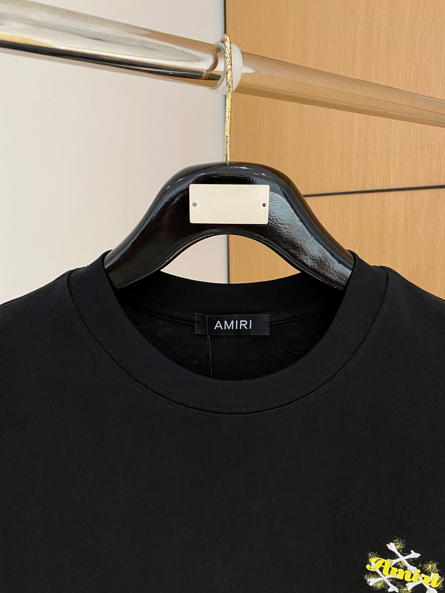 AMIRI コピー スカルロゴ刺繍Tシャツ ミニロゴストリート半袖 人気モデル｜スーパーコピー服