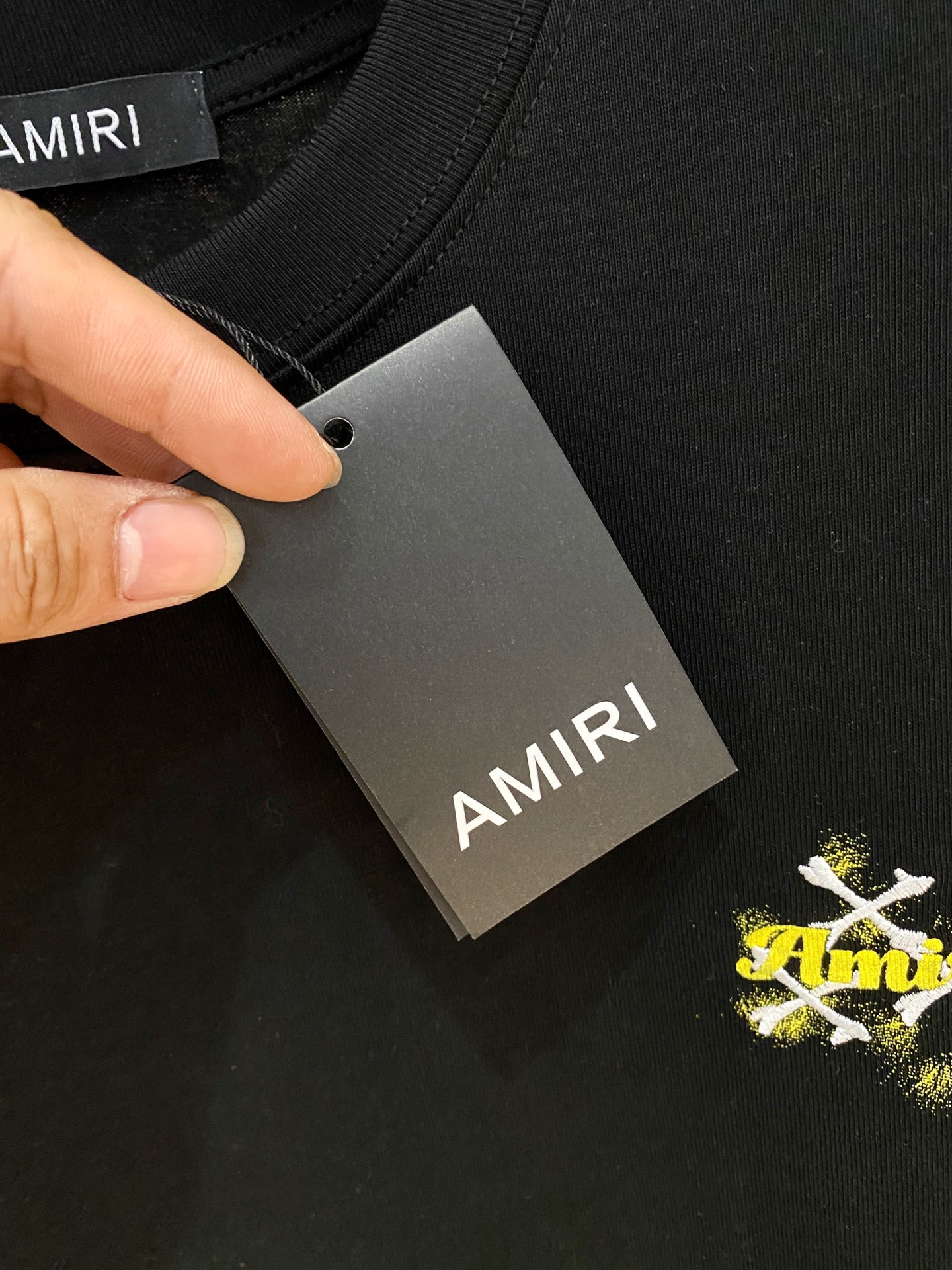 AMIRI コピー スカルロゴ刺繍Tシャツ ミニロゴストリート半袖 人気モデル｜スーパーコピー服