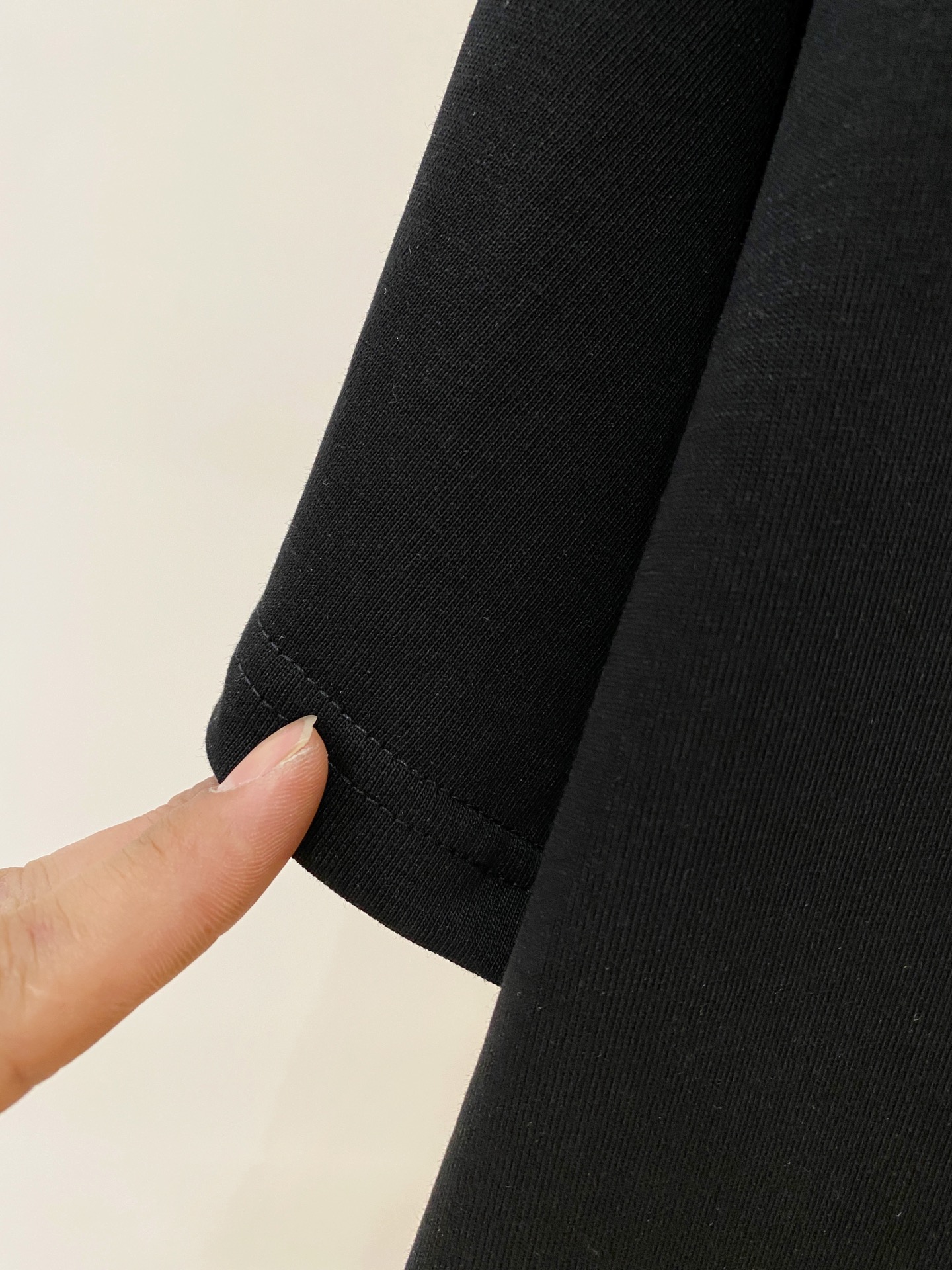 AMIRI コピー スカルロゴ刺繍Tシャツ ミニロゴストリート半袖 人気モデル｜スーパーコピー服