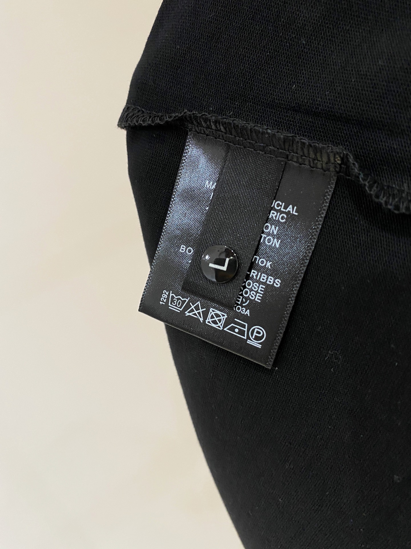 AMIRI コピー スカルロゴ刺繍Tシャツ ミニロゴストリート半袖 人気モデル｜スーパーコピー服