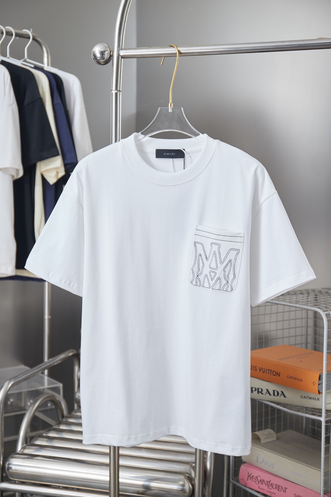 AMIRI n級コピー ポケットロゴTシャツ 刺繍デザイン カジュアル半袖 高級感｜スーパーコピー服