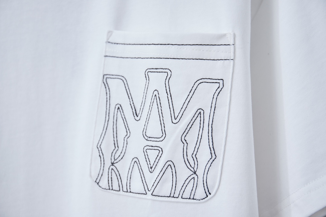 AMIRI n級コピー ポケットロゴTシャツ 刺繍デザイン カジュアル半袖 高級感｜スーパーコピー服