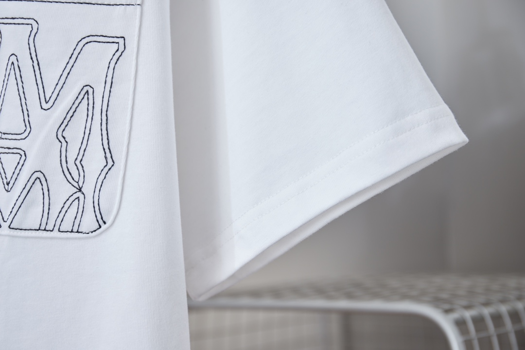 AMIRI n級コピー ポケットロゴTシャツ 刺繍デザイン カジュアル半袖 高級感｜スーパーコピー服