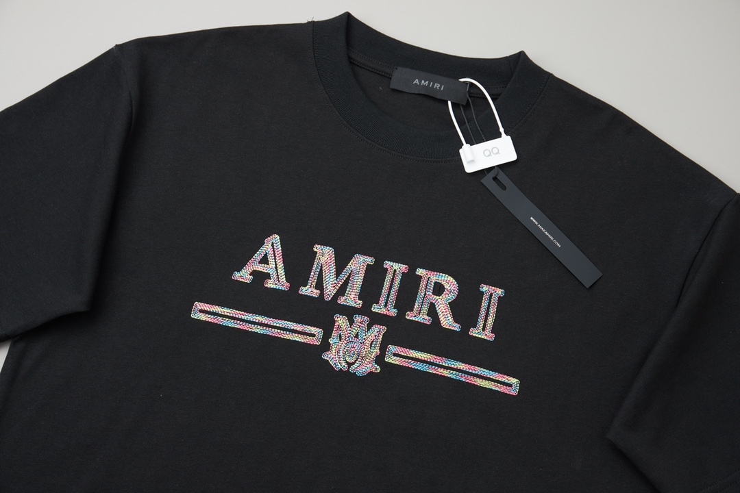 AMIRI スーパーコピー ロゴ刺繍Tシャツ 半袖 ブラック 高級ストリート人気モデル｜スーパーコピー服