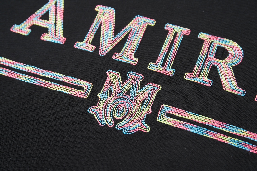 AMIRI スーパーコピー ロゴ刺繍Tシャツ 半袖 ブラック 高級ストリート人気モデル｜スーパーコピー服