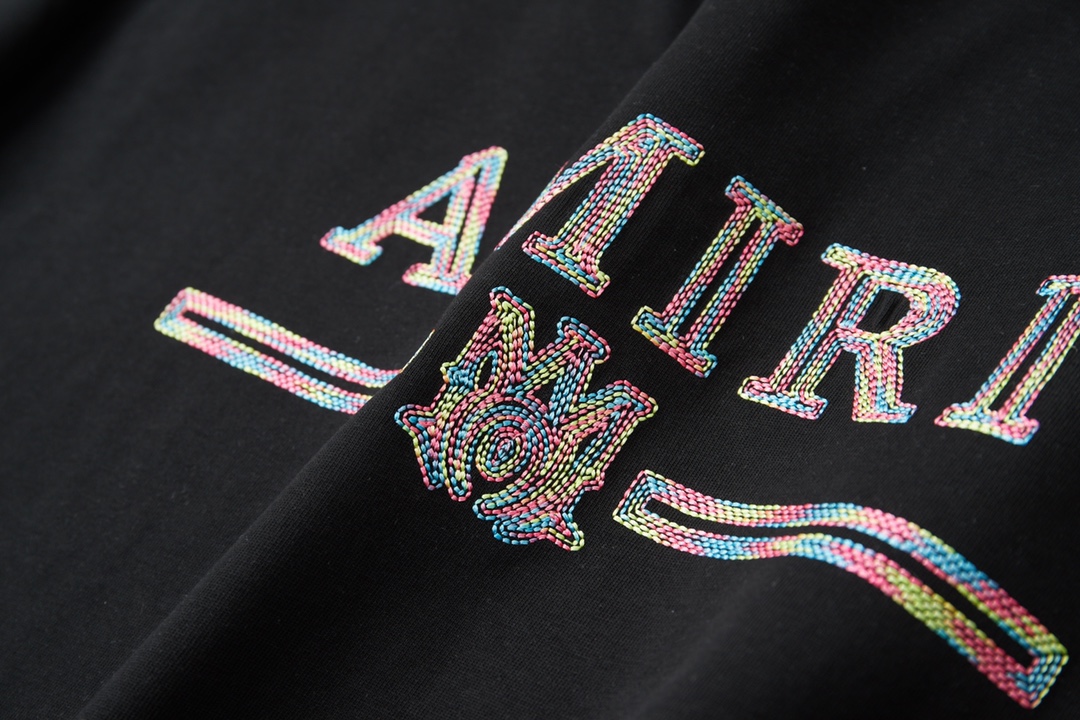 AMIRI スーパーコピー ロゴ刺繍Tシャツ 半袖 ブラック 高級ストリート人気モデル｜スーパーコピー服