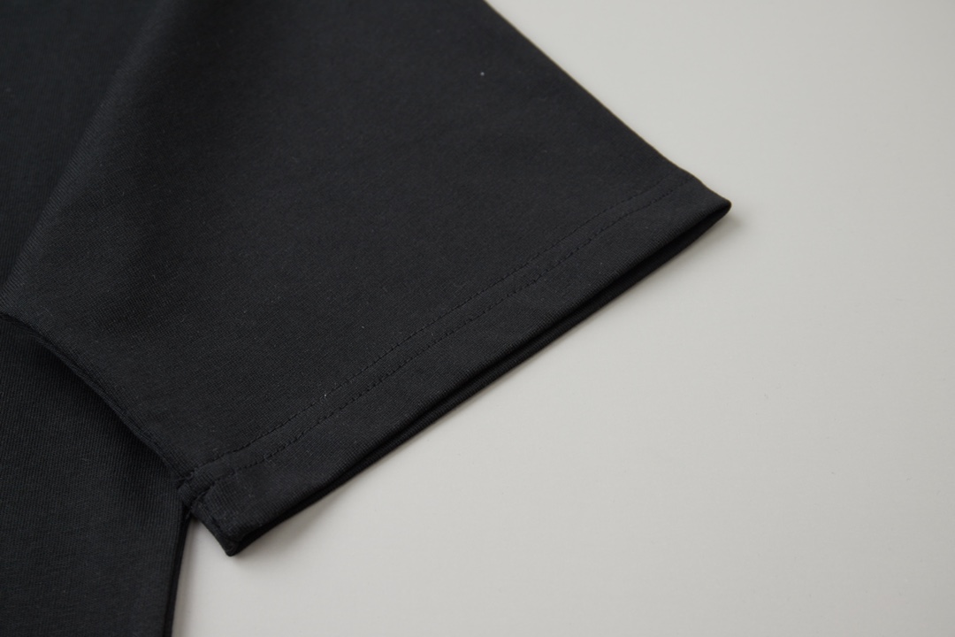 AMIRI スーパーコピー ロゴ刺繍Tシャツ 半袖 ブラック 高級ストリート人気モデル｜スーパーコピー服