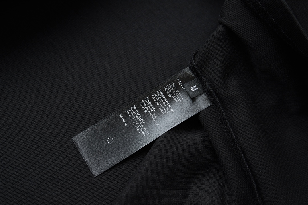 AMIRI スーパーコピー ロゴ刺繍Tシャツ 半袖 ブラック 高級ストリート人気モデル｜スーパーコピー服